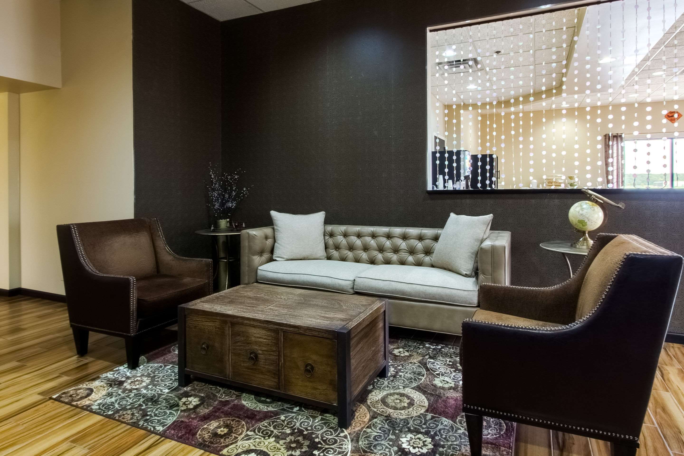 Hotel lobby | Quality Inn & Suites Moline - Quad Cities
