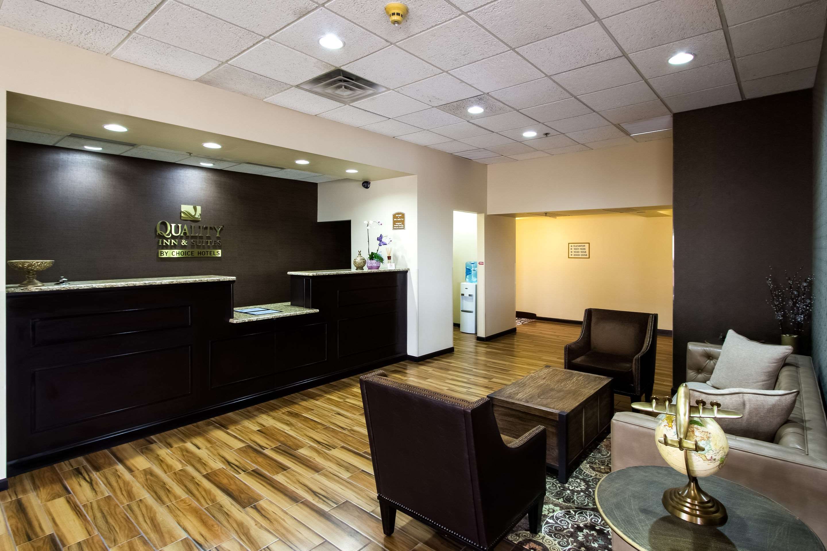 Hotel lobby | Quality Inn & Suites Moline - Quad Cities