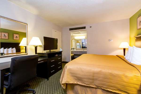  - Quality Inn & Suites Moline -  I-74 & I-280, Exit 5 & 18