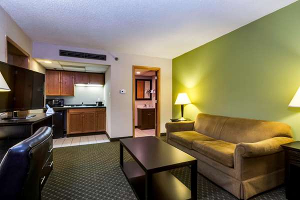 Suite - Quality Inn & Suites Moline -  I-74 & I-280, Exit 5 & 18