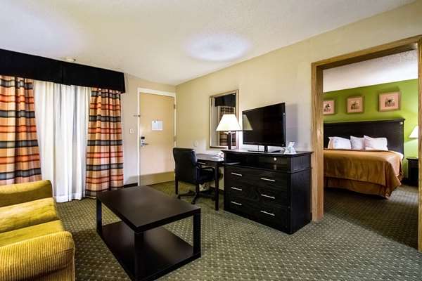 Suite - Quality Inn & Suites Moline -  I-74 & I-280, Exit 5 & 18