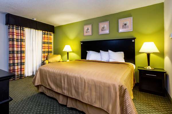 Suite - Quality Inn & Suites Moline -  I-74 & I-280, Exit 5 & 18