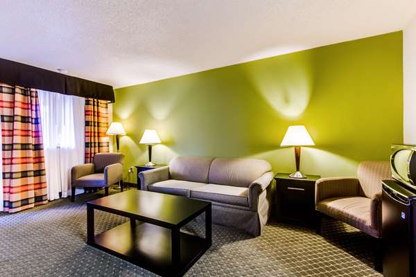 Suite - Quality Inn & Suites Moline -  I-74 & I-280, Exit 5 & 18