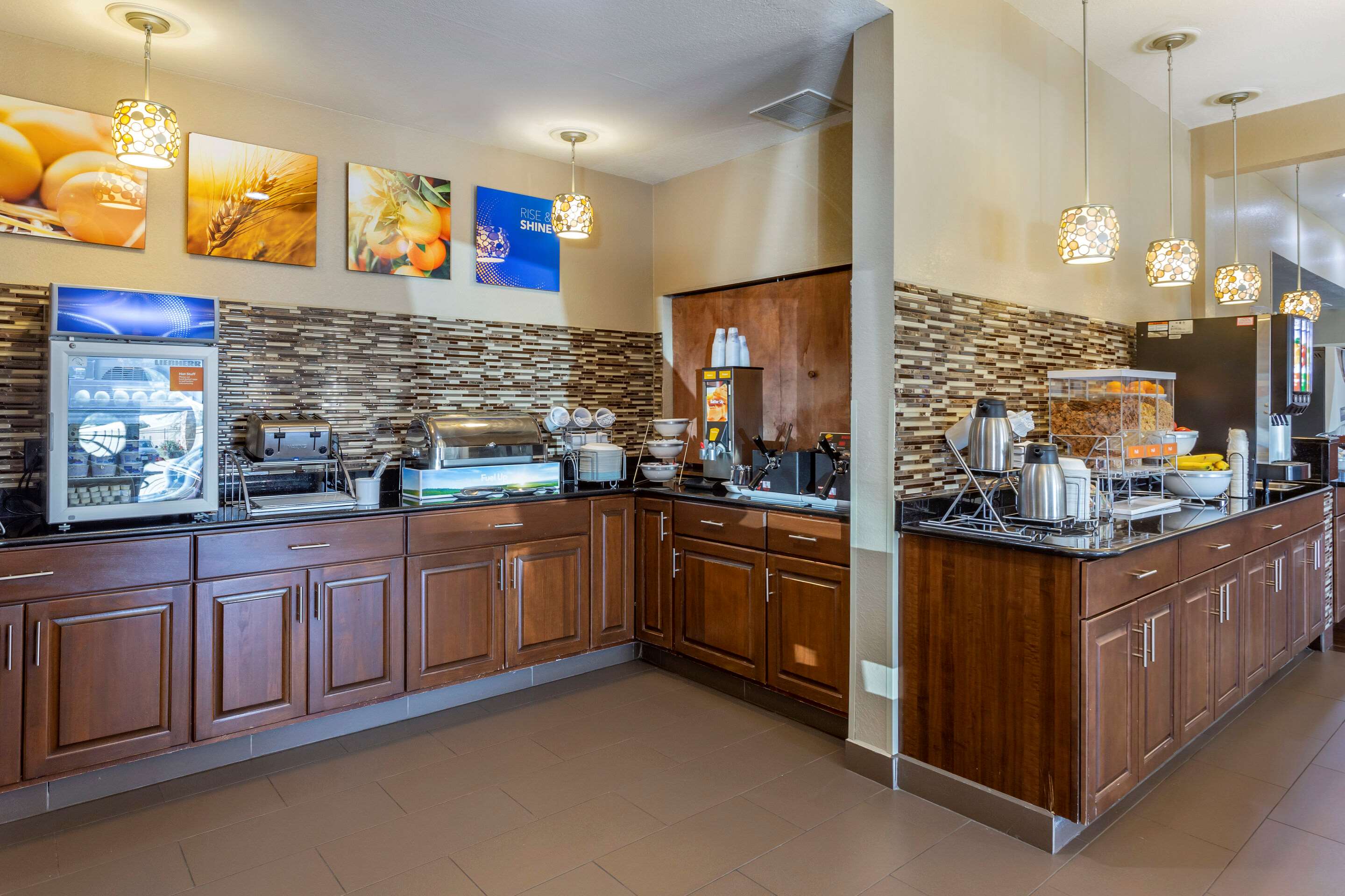 Breakfast area | Comfort Inn & Suites North Aurora - Naperville