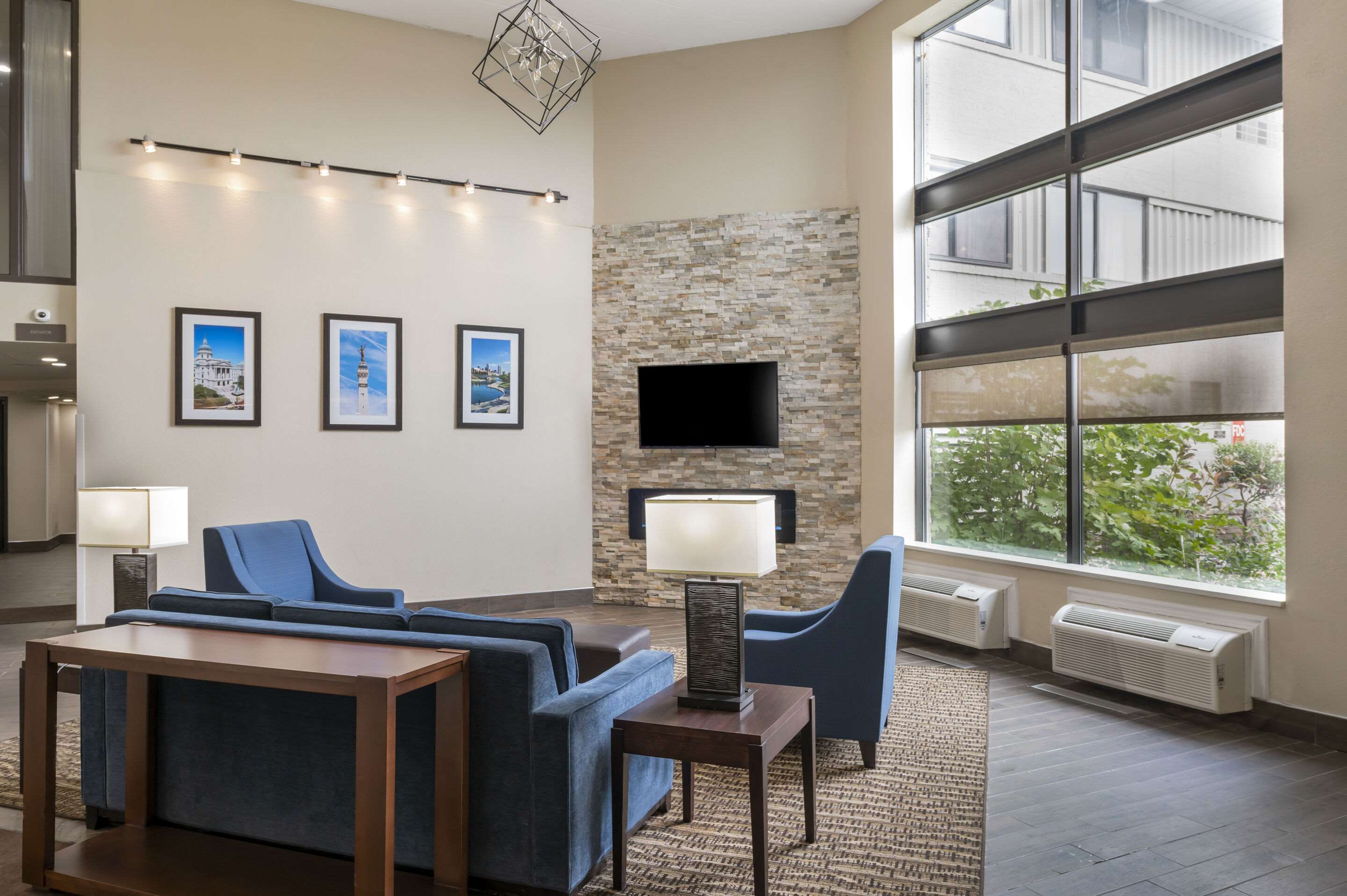 Lobby | Comfort Inn & Suites North at the Pyramids