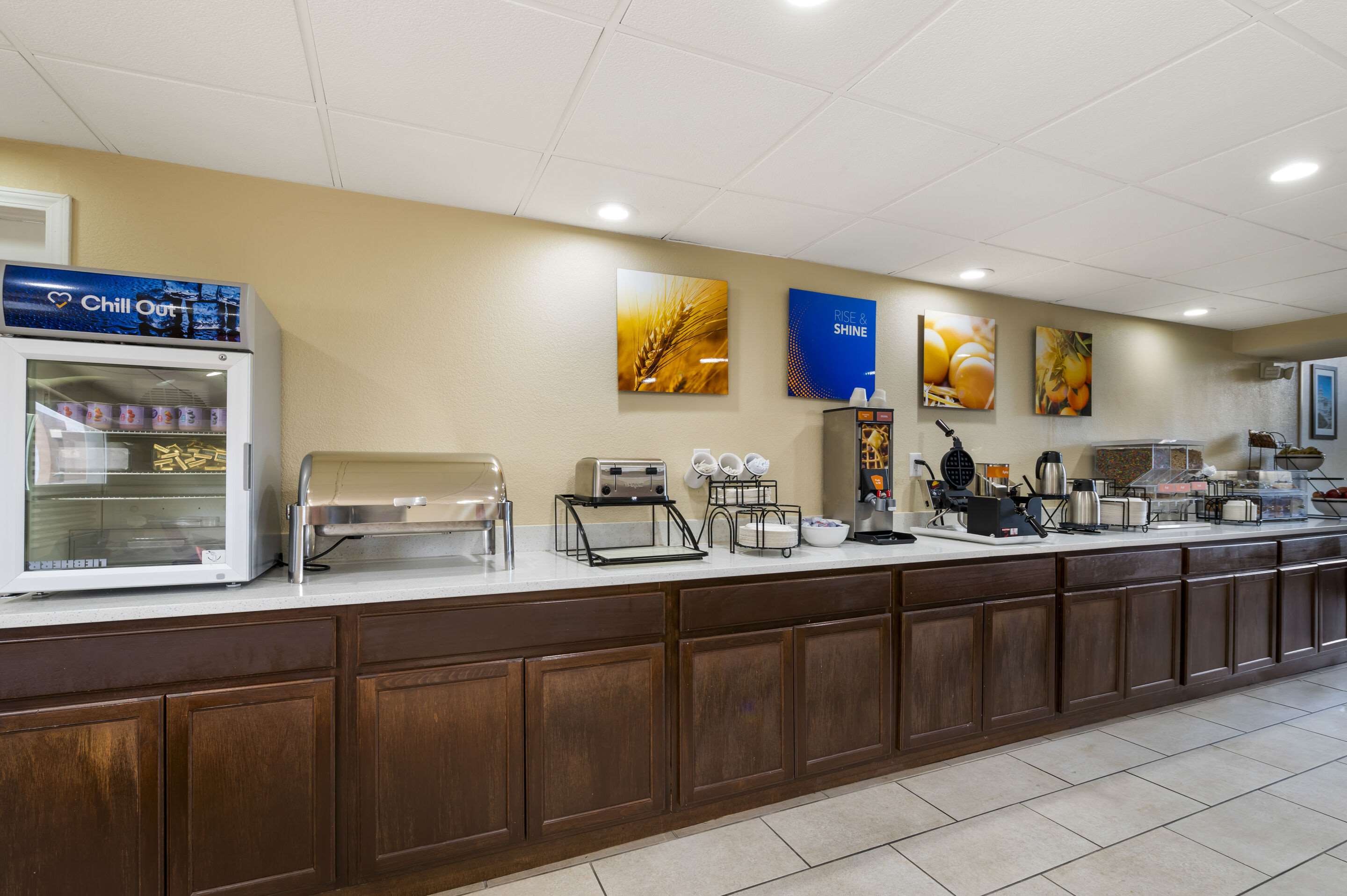 Enjoy breakfast in this seating area | Comfort Inn & Suites North at the Pyramids
