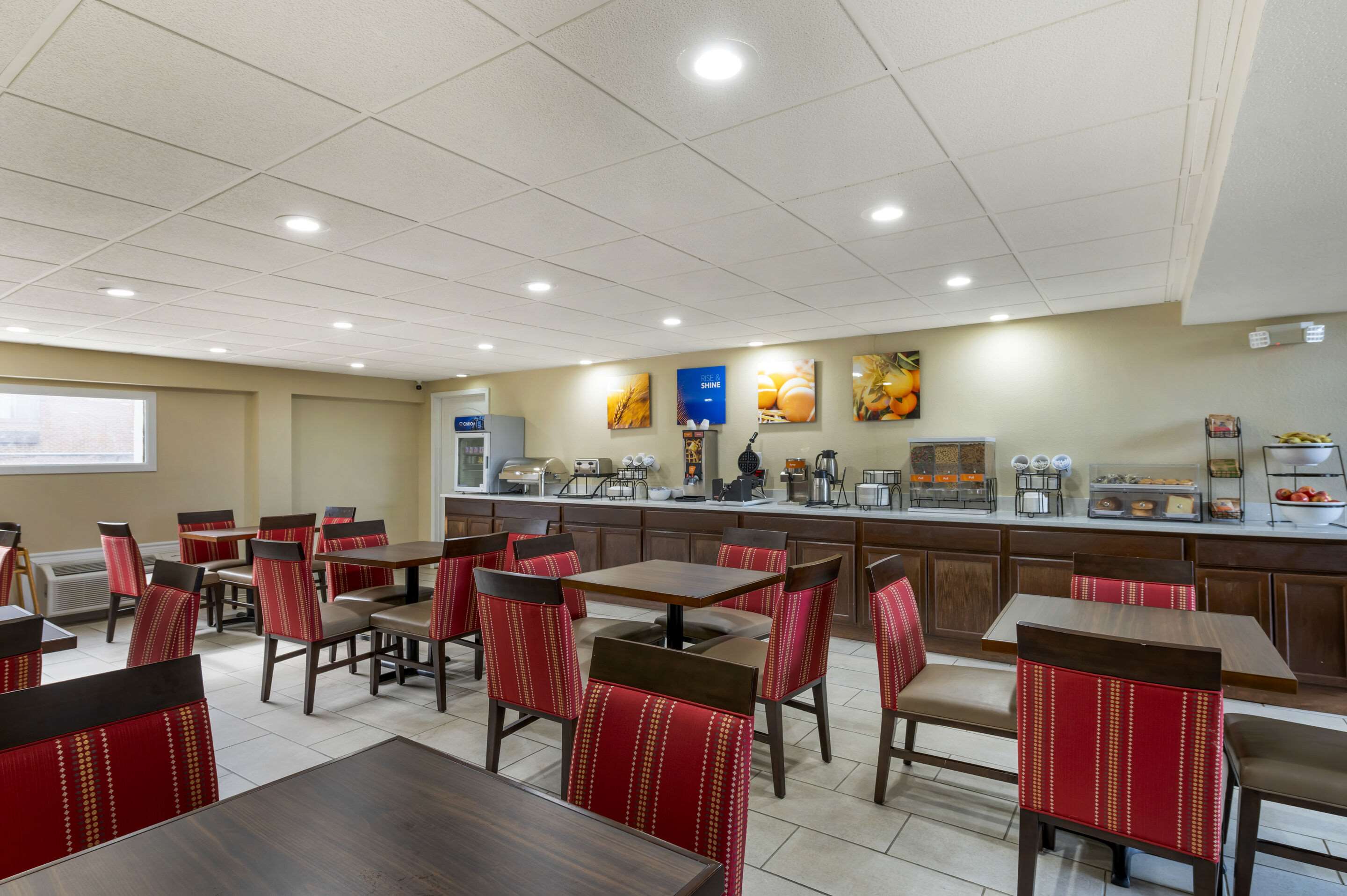 Enjoy breakfast in this seating area | Comfort Inn & Suites North at the Pyramids