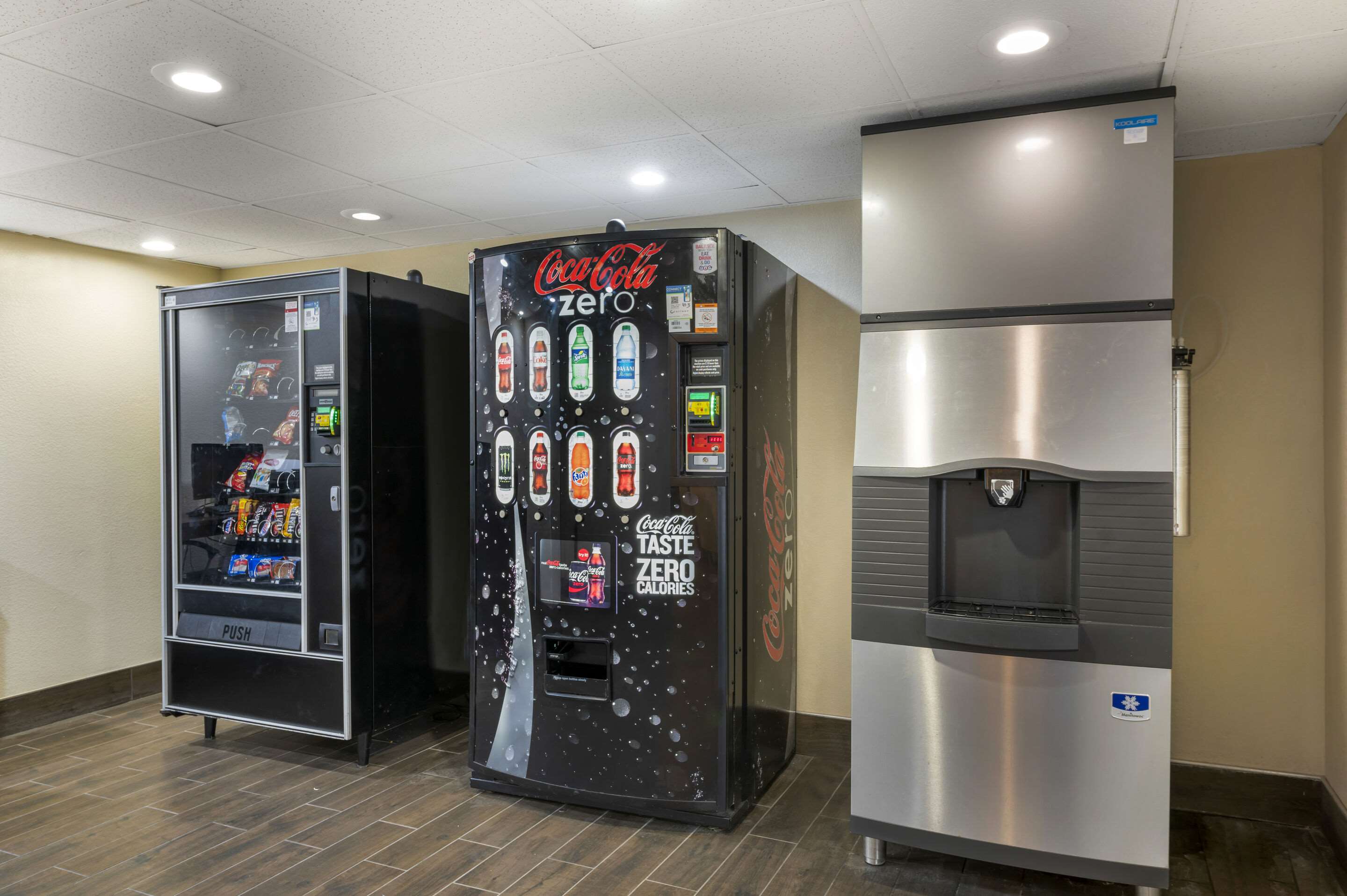 Hotel vending area | Comfort Inn & Suites North at the Pyramids