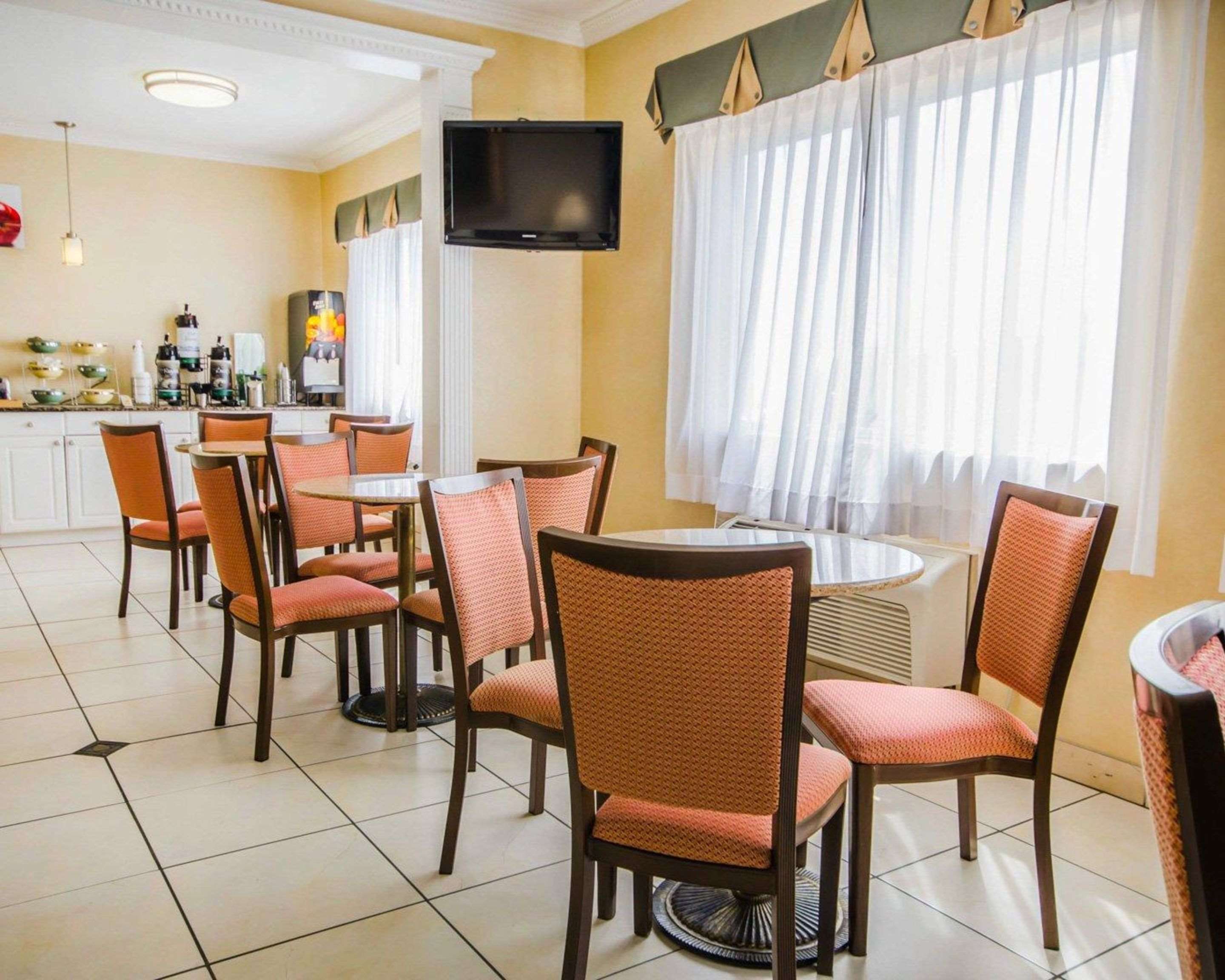Breakfast area | Quality Inn East