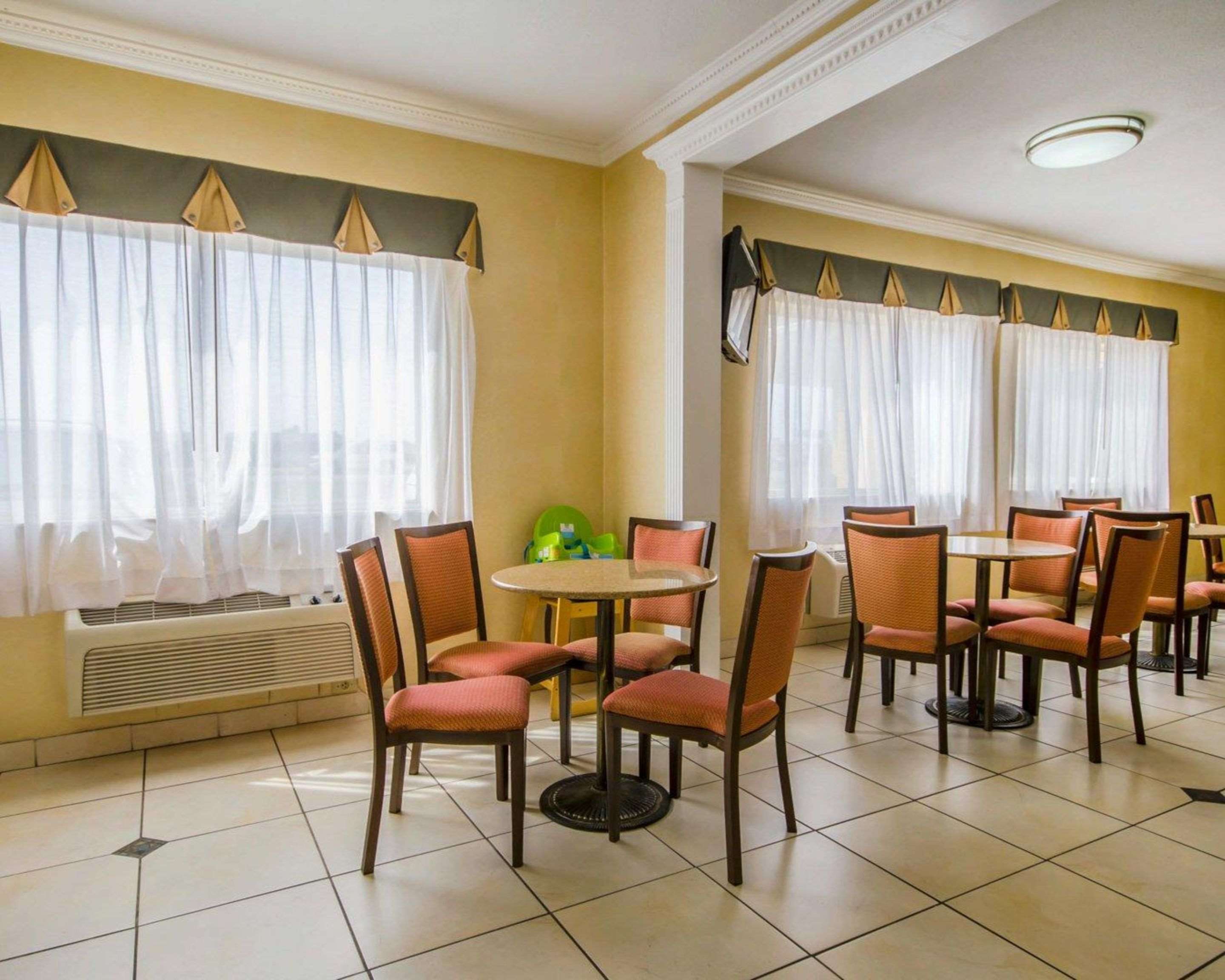 Breakfast room | Quality Inn East