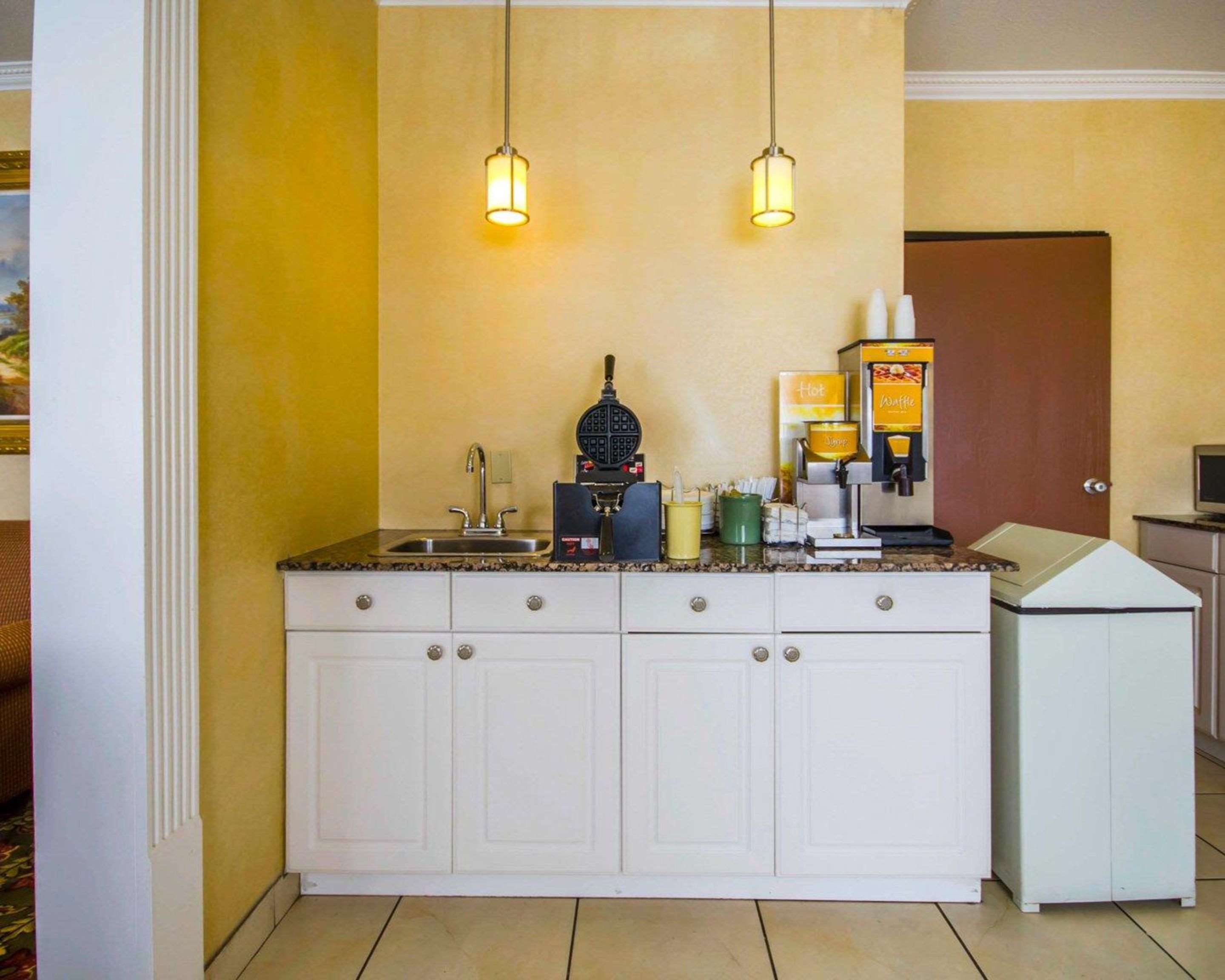 Breakfast bar | Quality Inn East