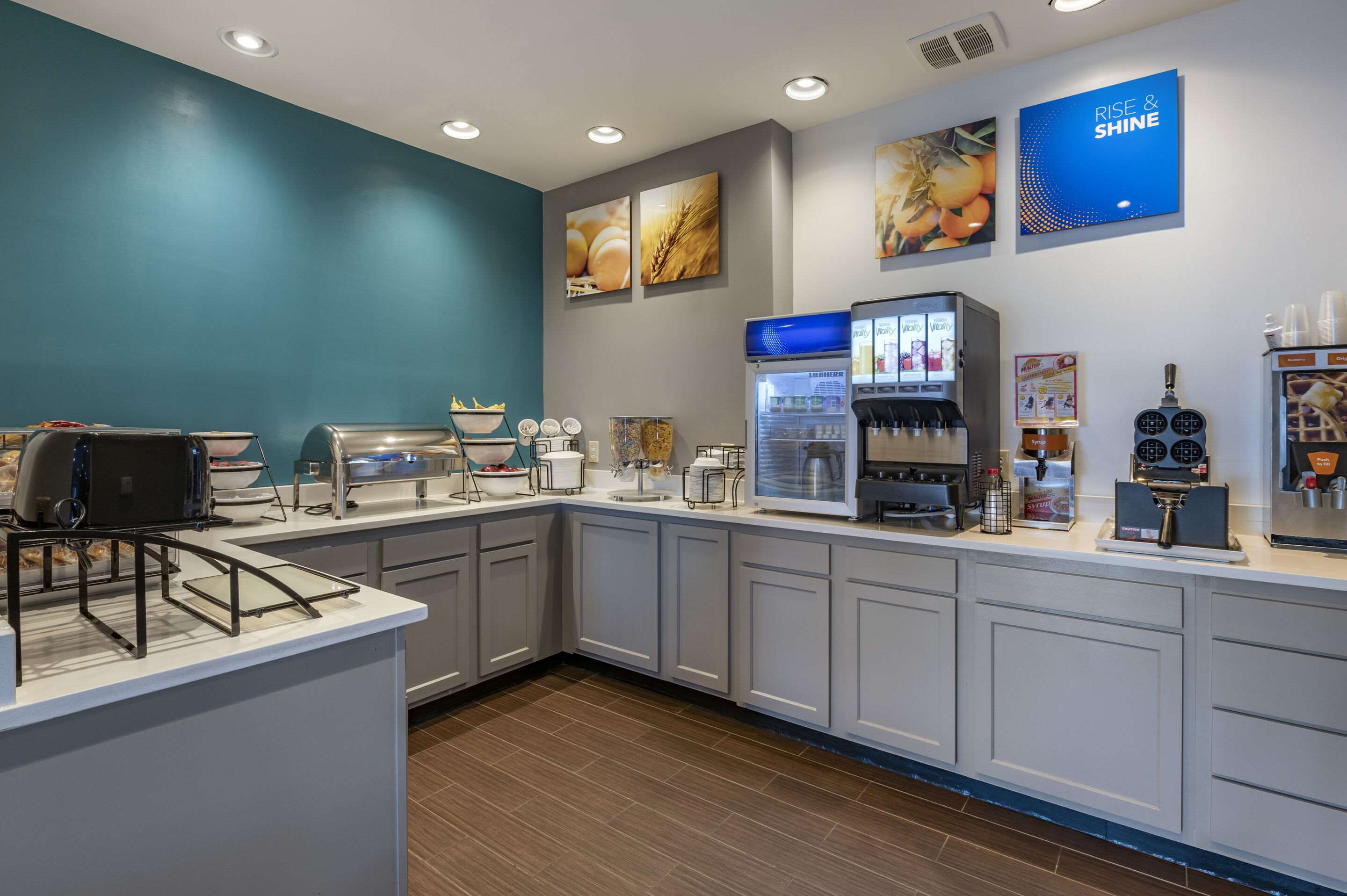 Breakfast area | Comfort Inn Airport