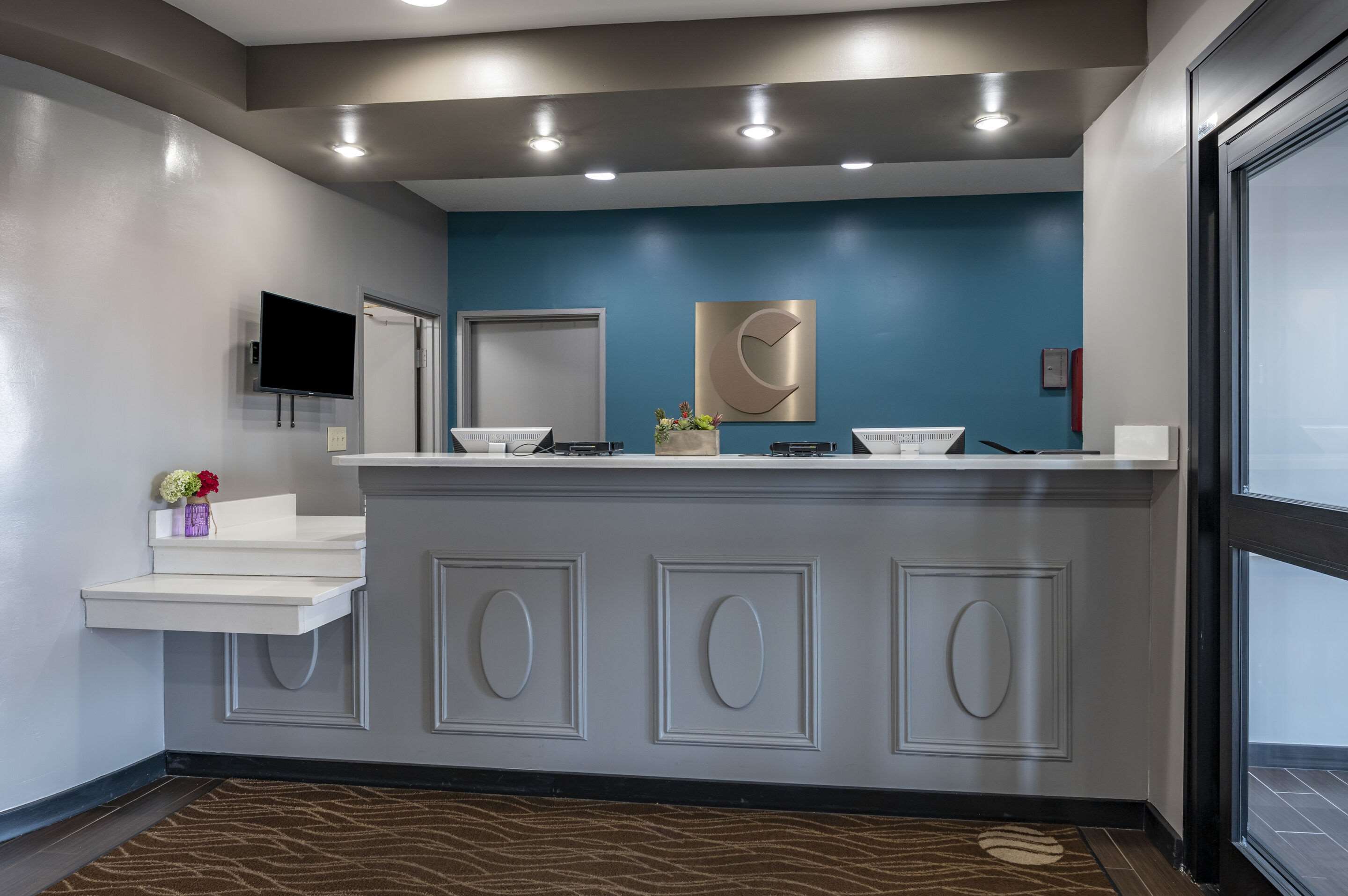 Front desk | Comfort Inn Airport
