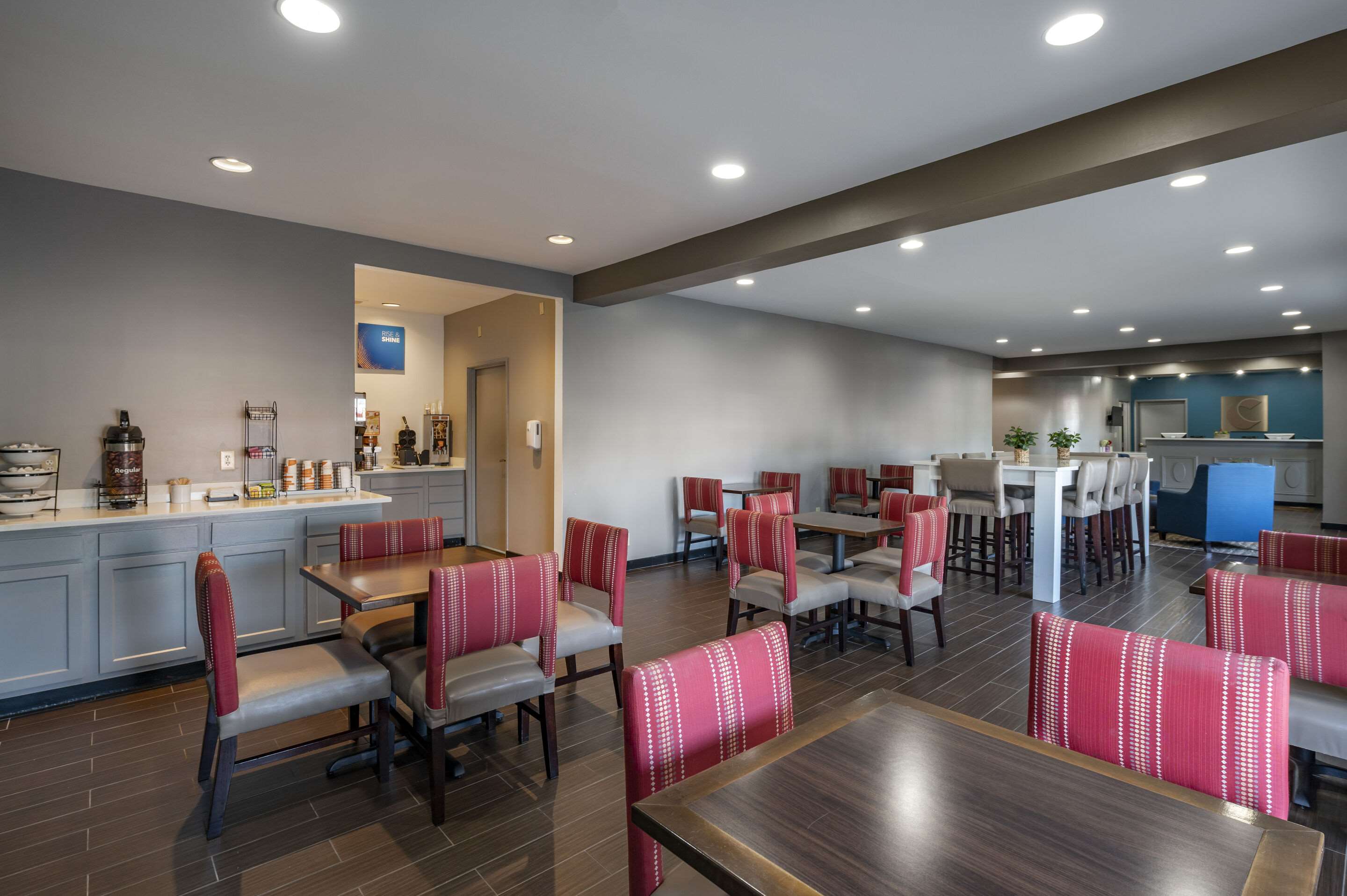 Breakfast area | Comfort Inn Airport
