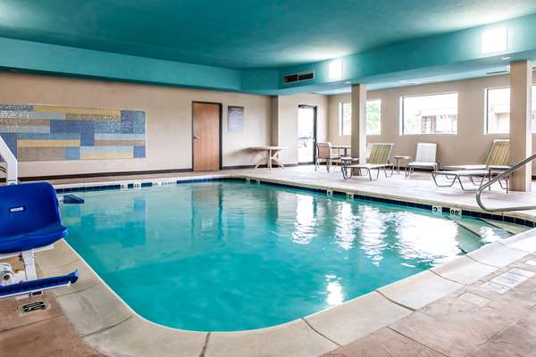 Pool - Comfort Suites Vincennes