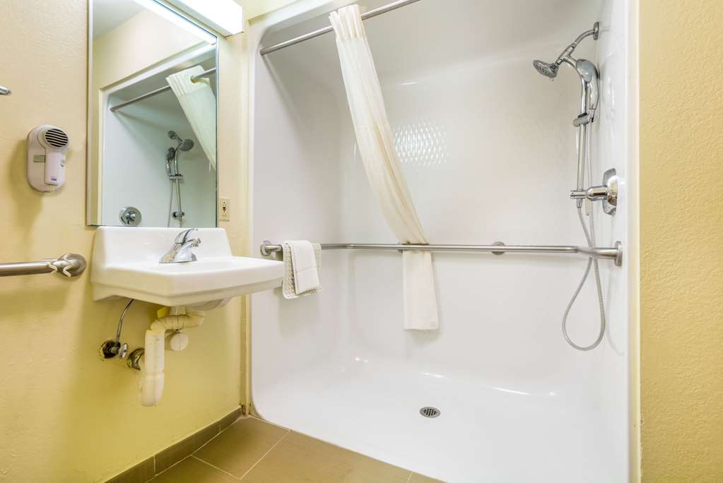 QUALITY INN AND SUITES SELLERS-guestroom-Guest Room,Bathroom,On-Site.jpg