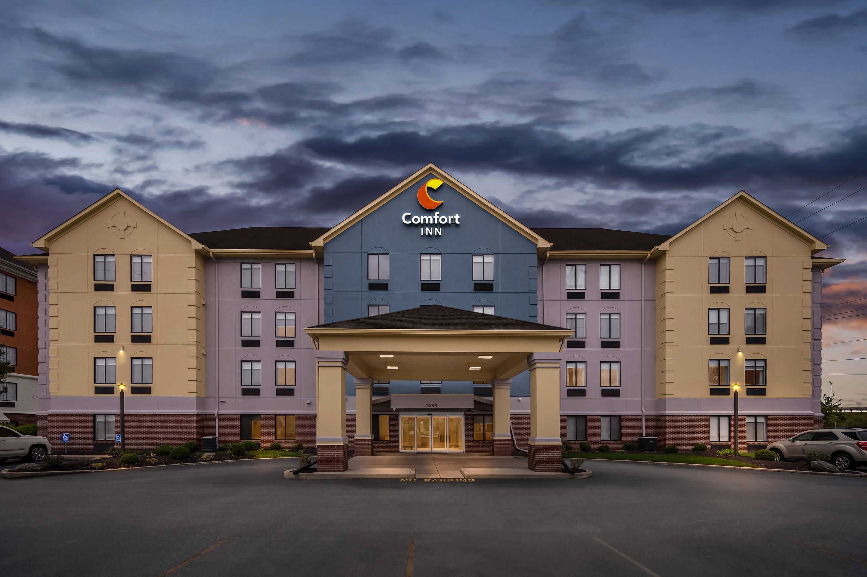 Hotel at Night | Comfort Inn East