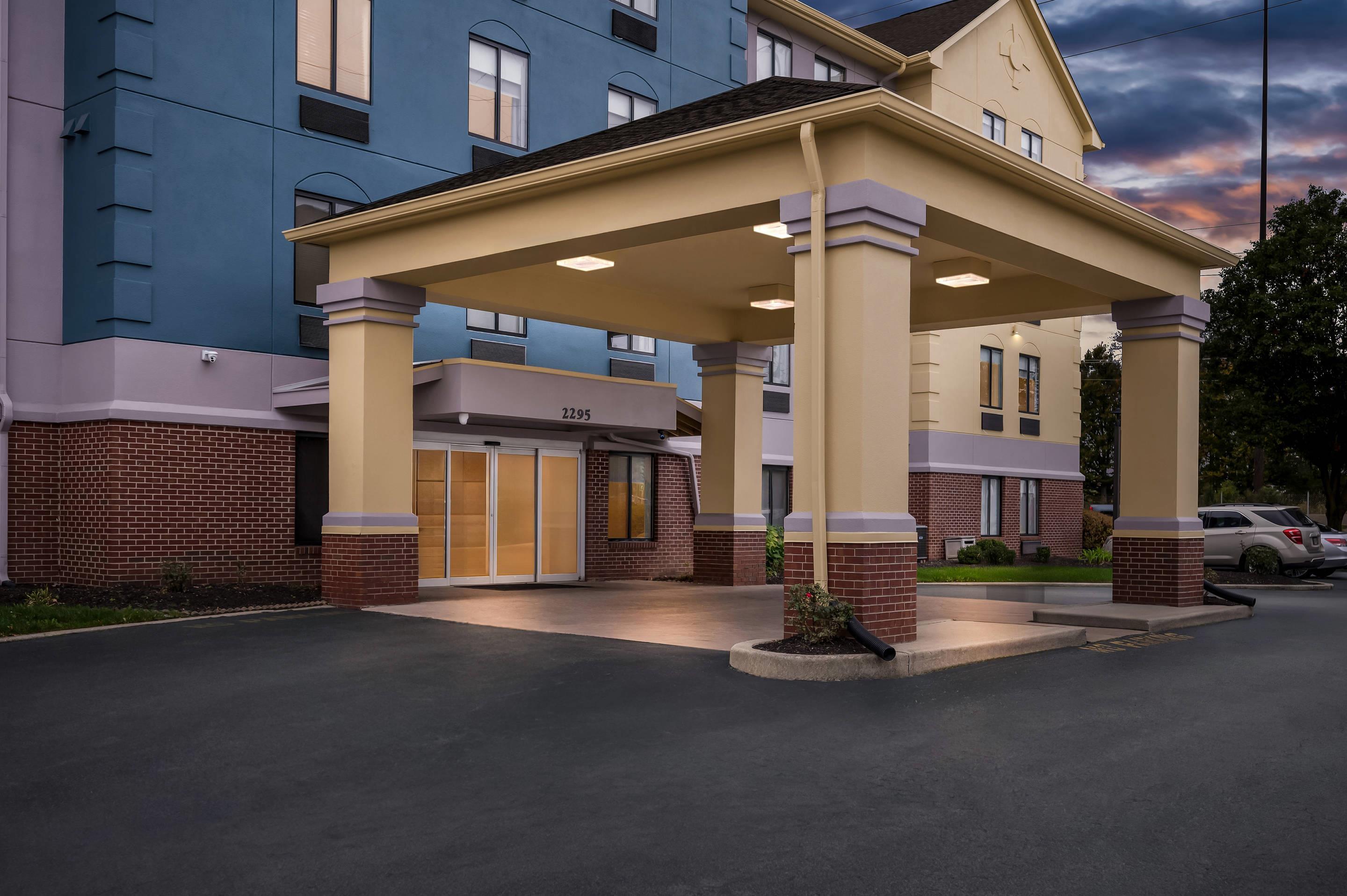 Hotel at Night | Comfort Inn East