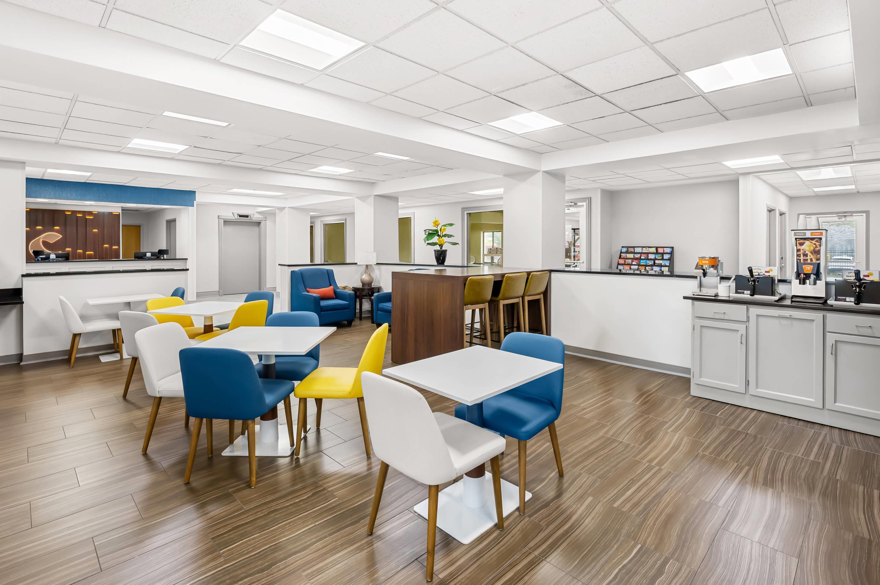 Breakfast area | Comfort Inn East