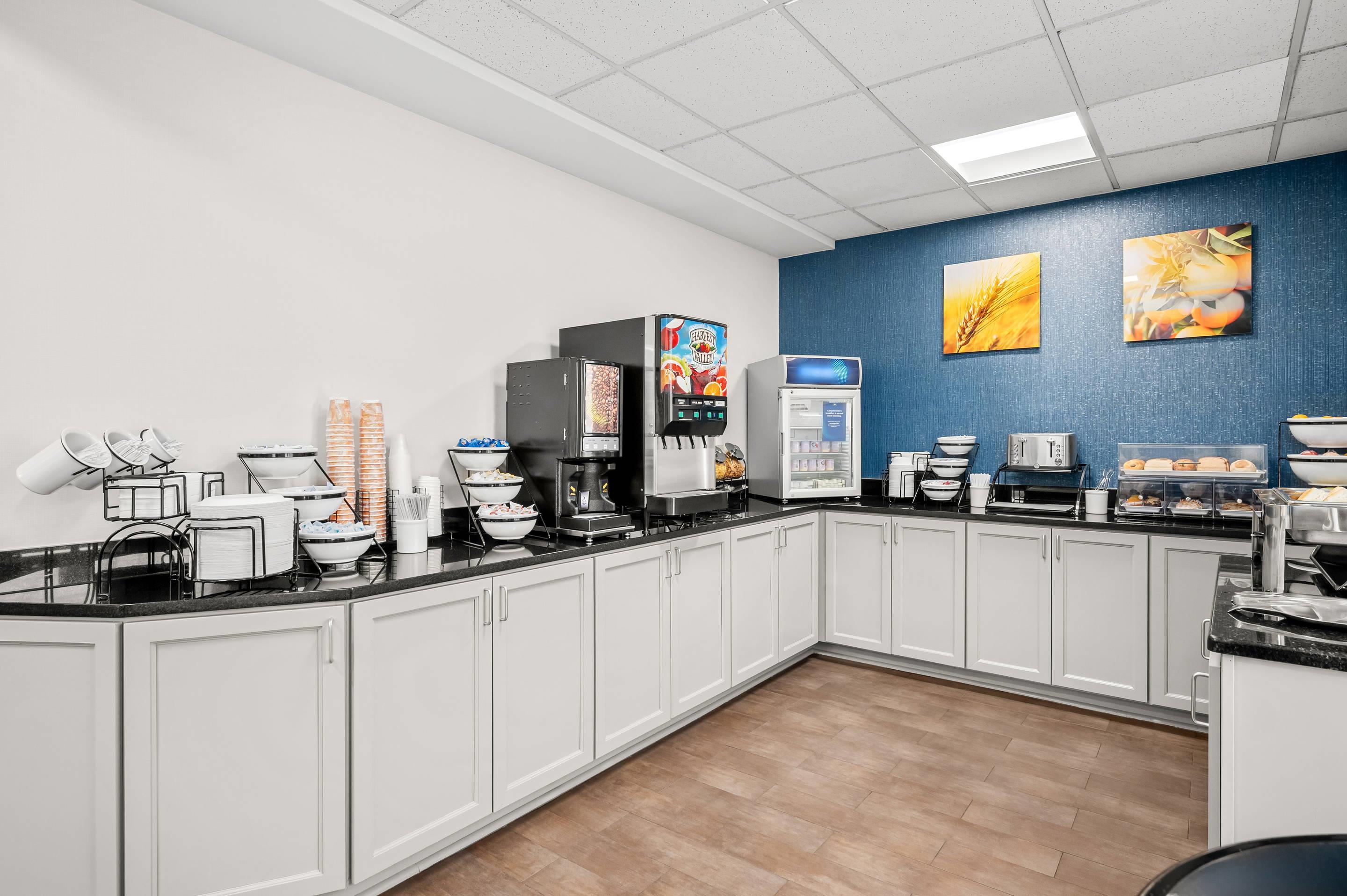 Breakfast area | Comfort Inn East