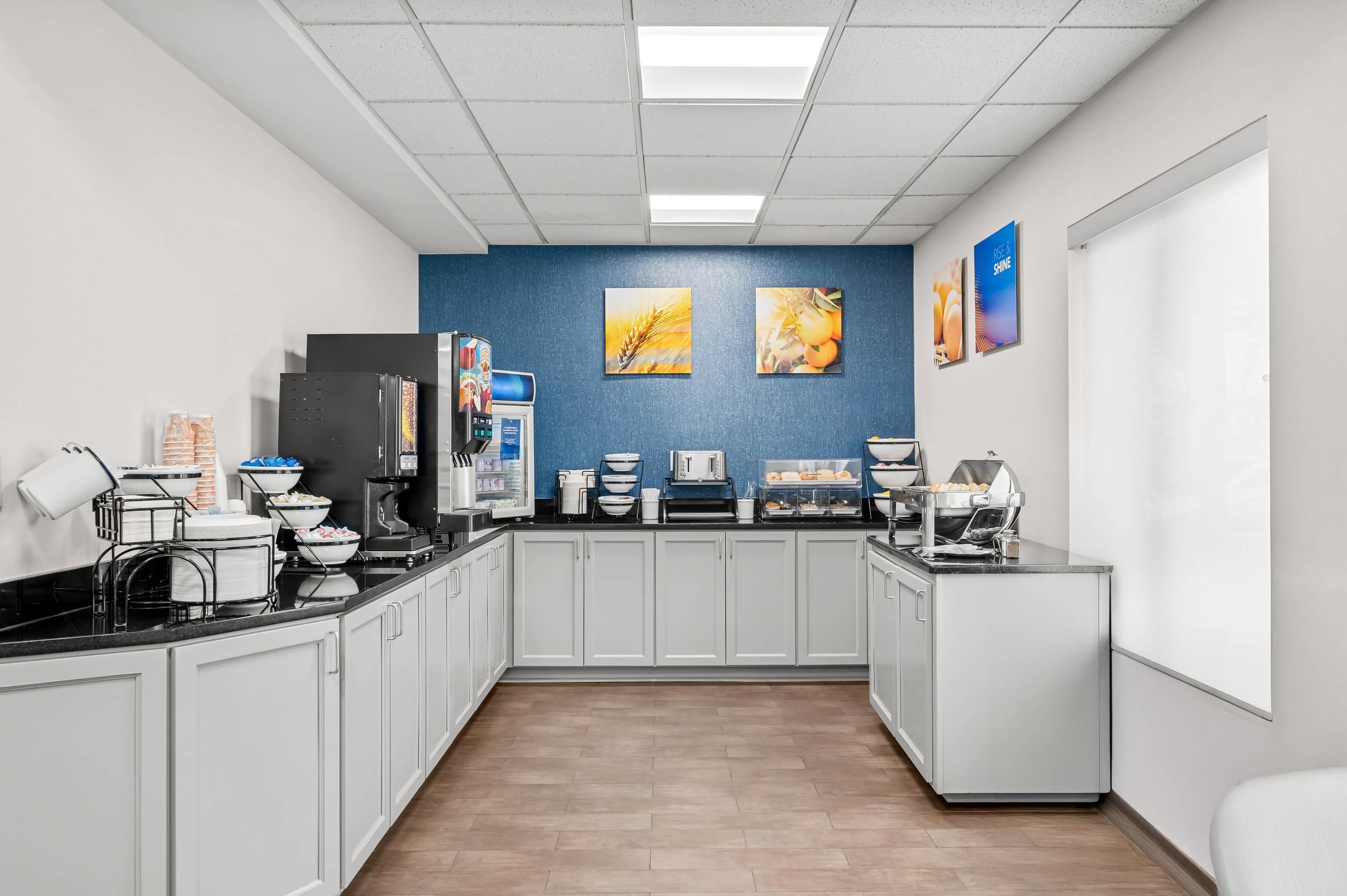 Breakfast area | Comfort Inn East