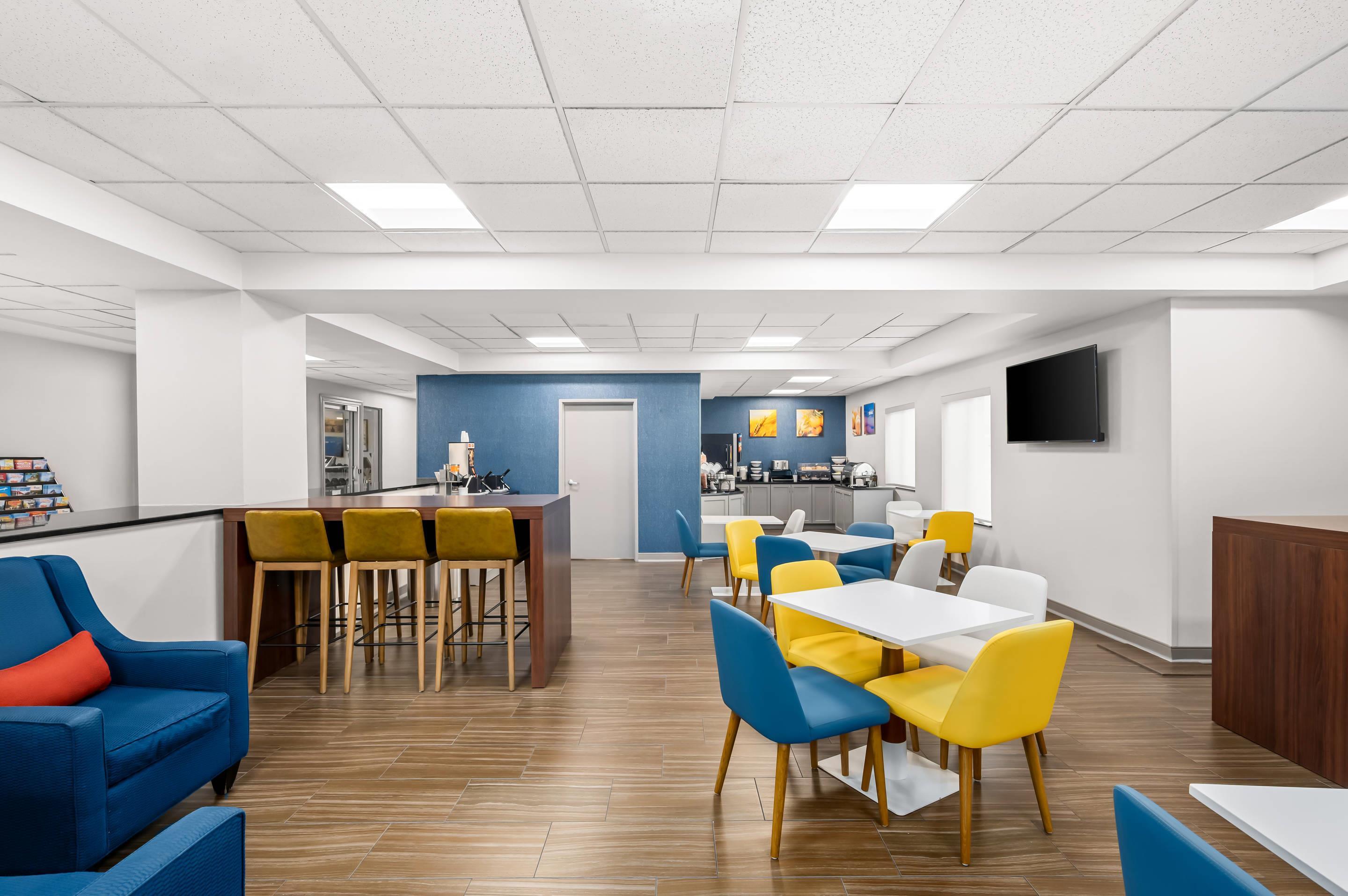 Breakfast area | Comfort Inn East