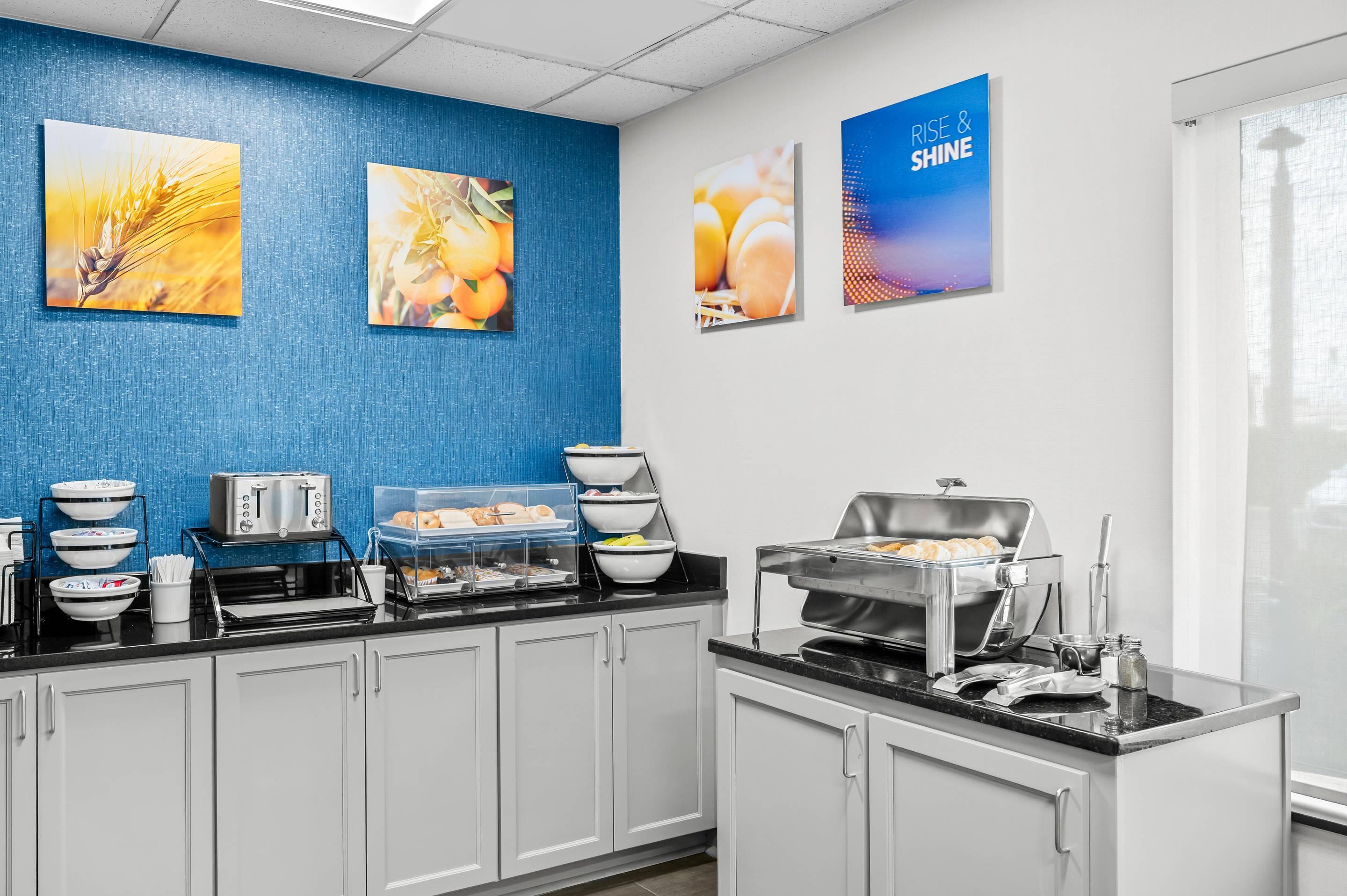 Breakfast area | Comfort Inn East