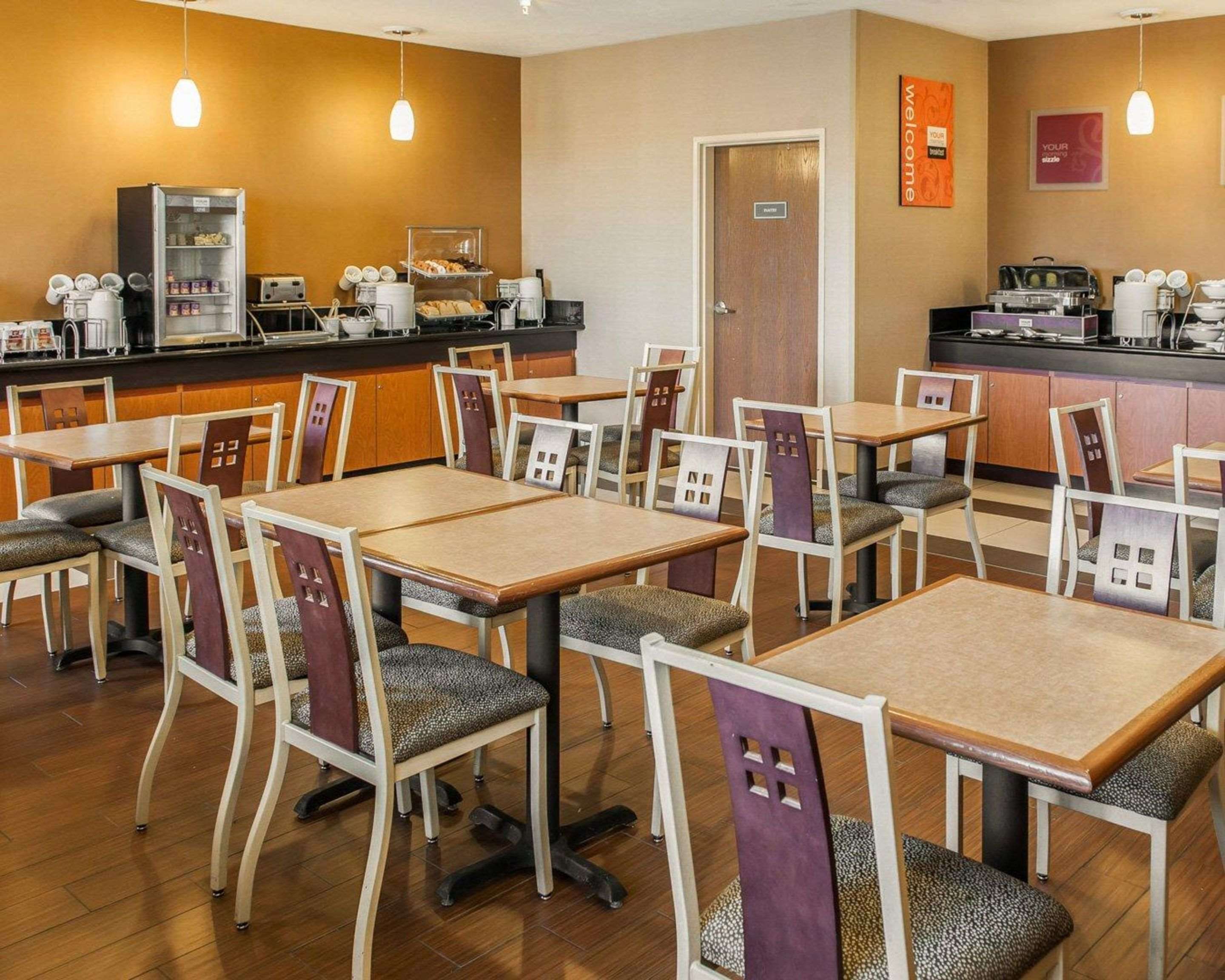 Breakfast room | Quality Suites NE Indianapolis Fishers