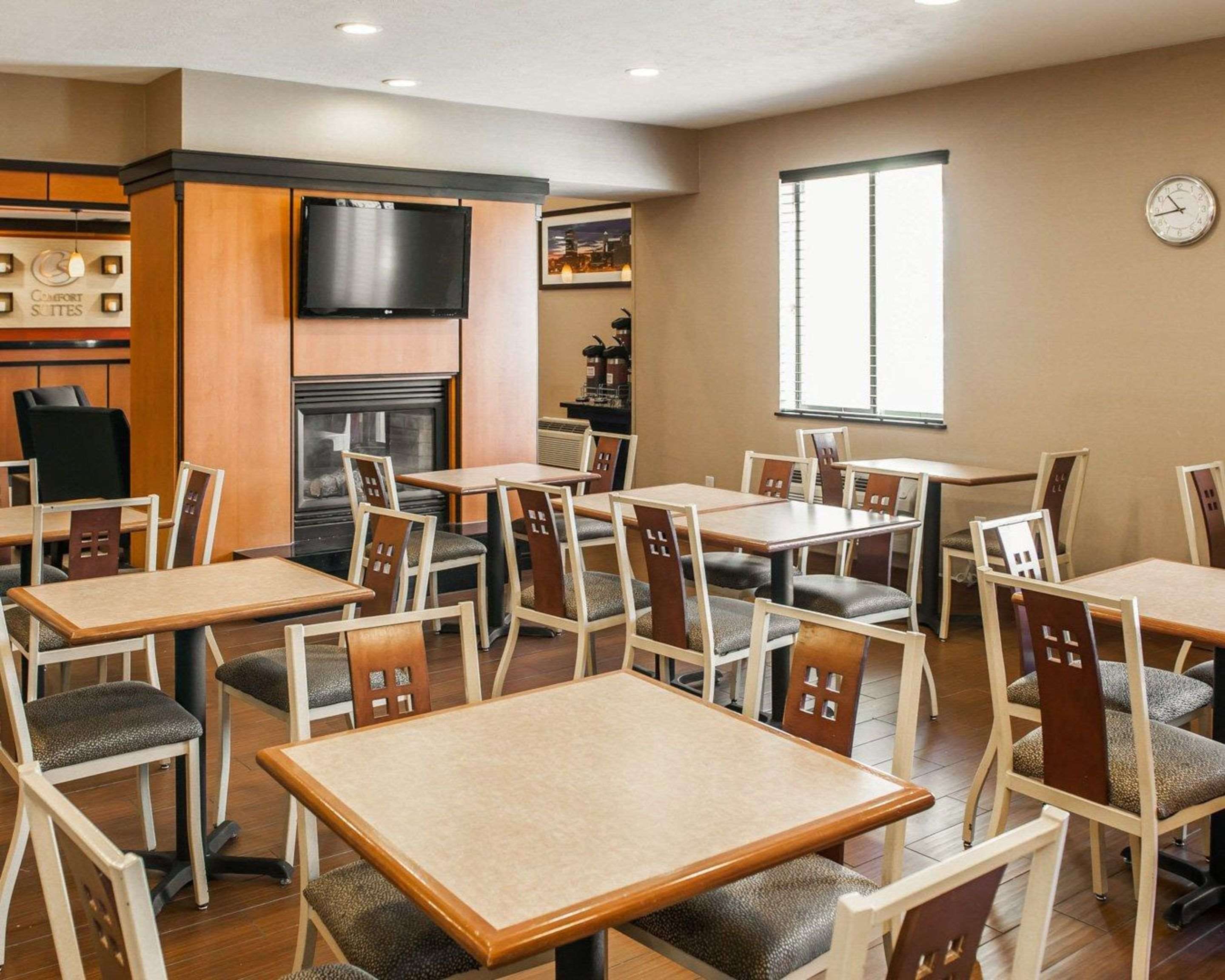 Breakfast area in the lobby | Quality Suites NE Indianapolis Fishers