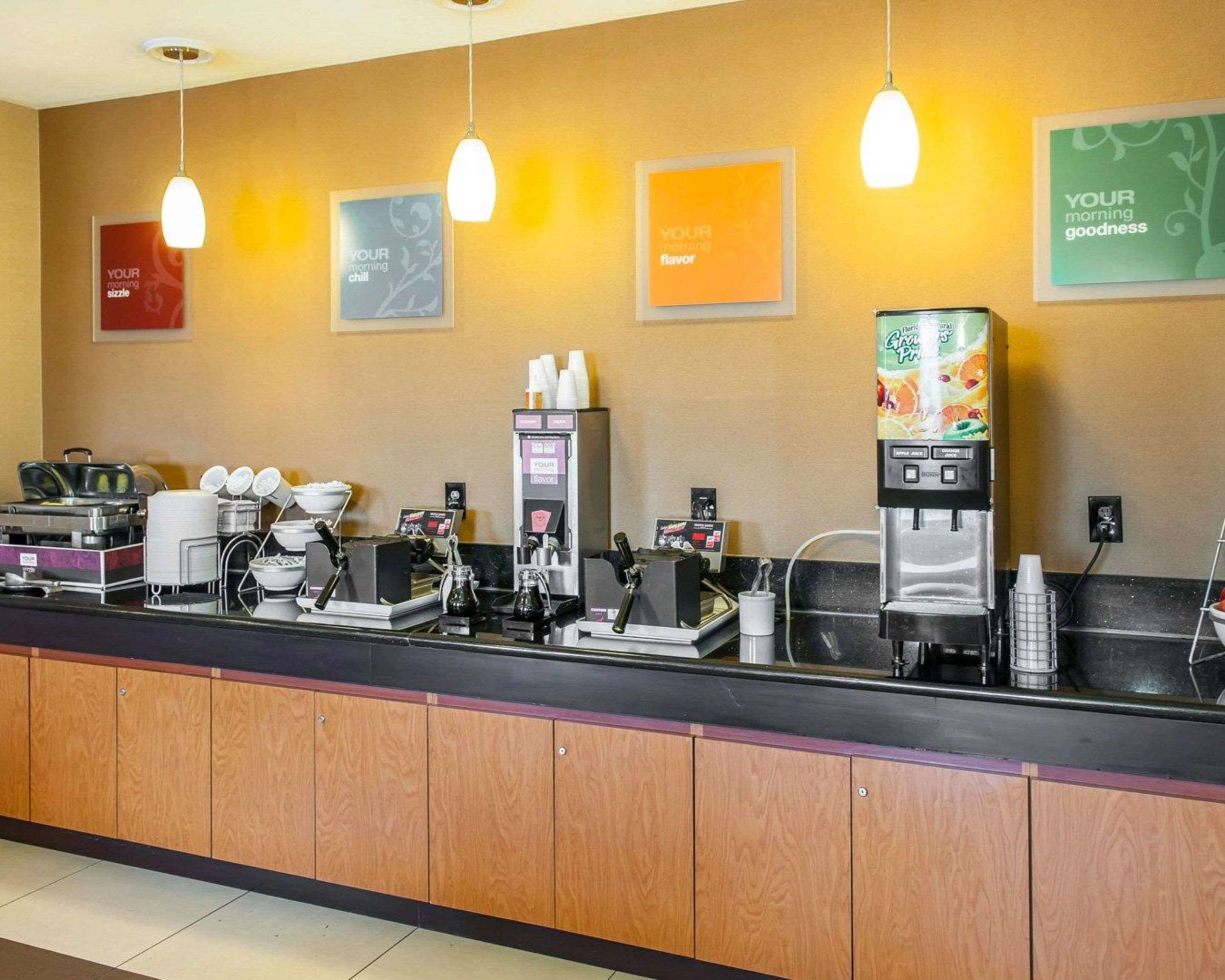 Breakfast counter | Quality Suites NE Indianapolis Fishers