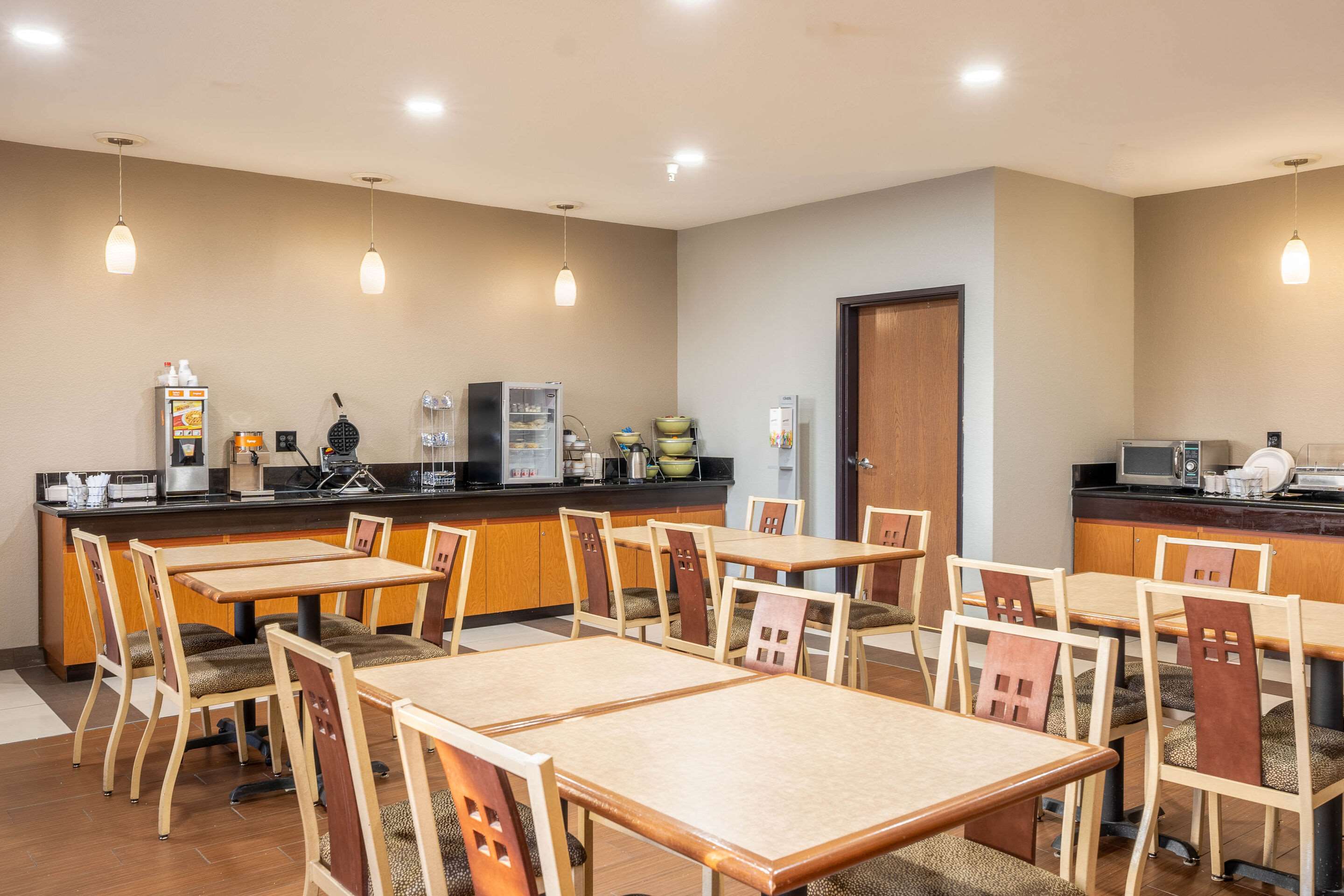Breakfast area | Quality Suites NE Indianapolis Fishers