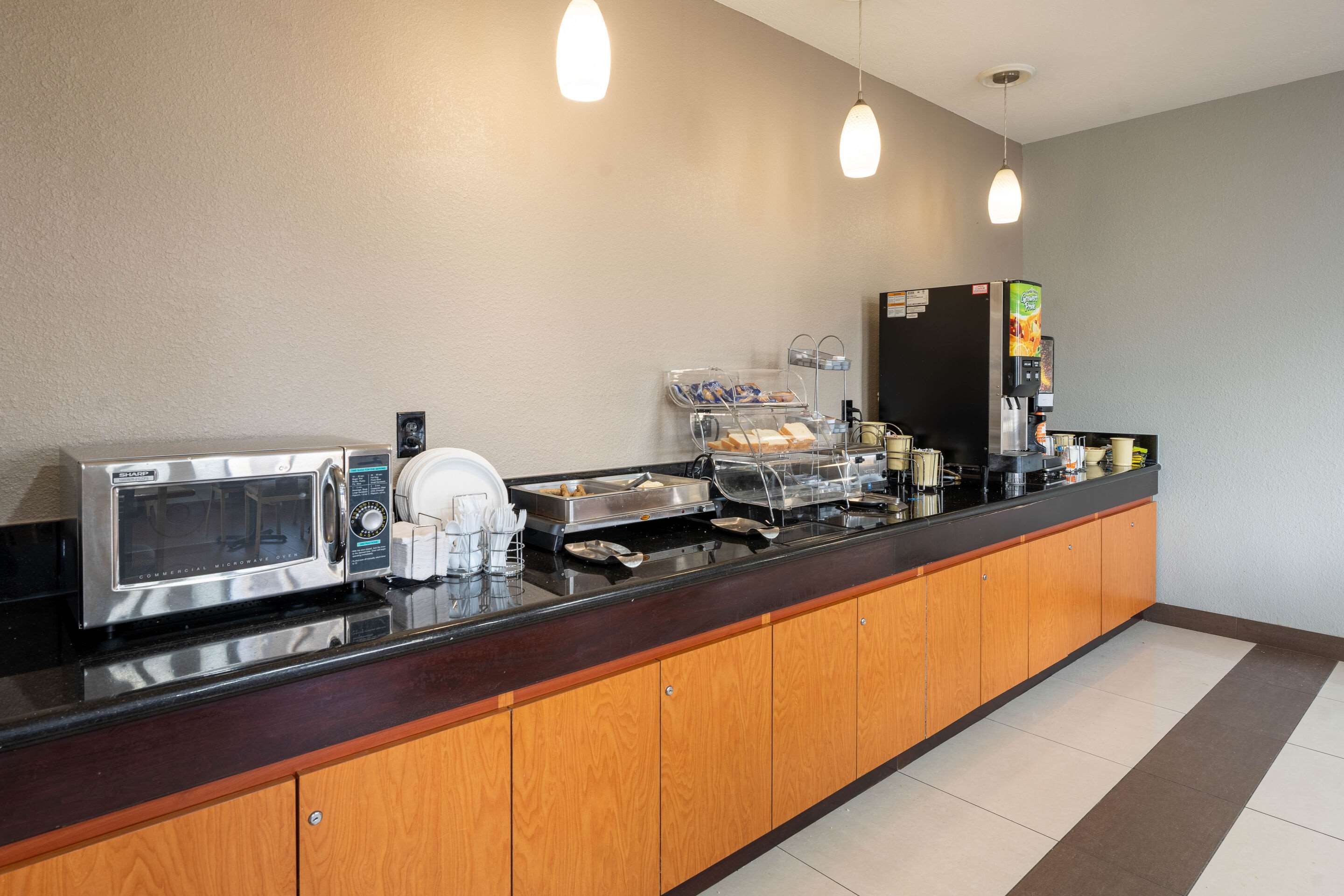 Breakfast area | Quality Suites NE Indianapolis Fishers