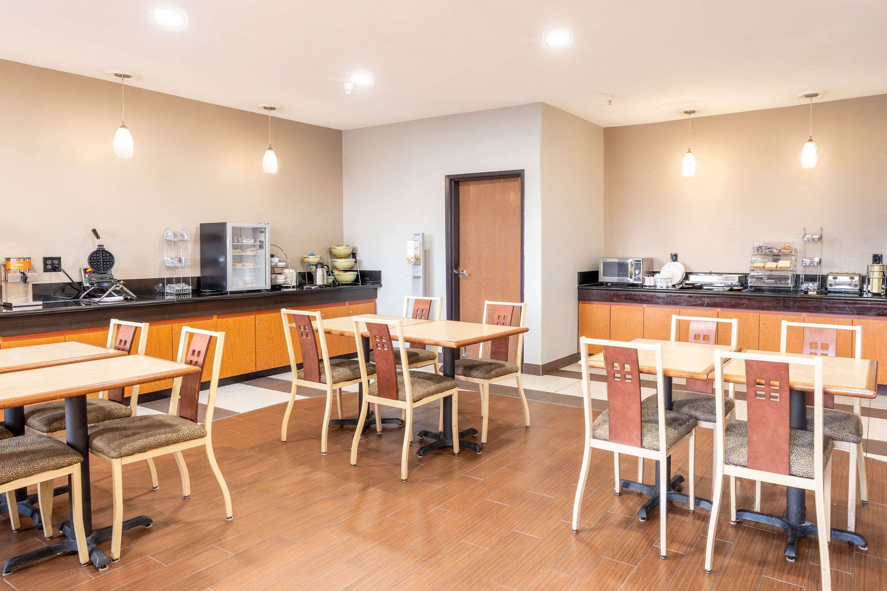 Breakfast area | Quality Suites NE Indianapolis Fishers