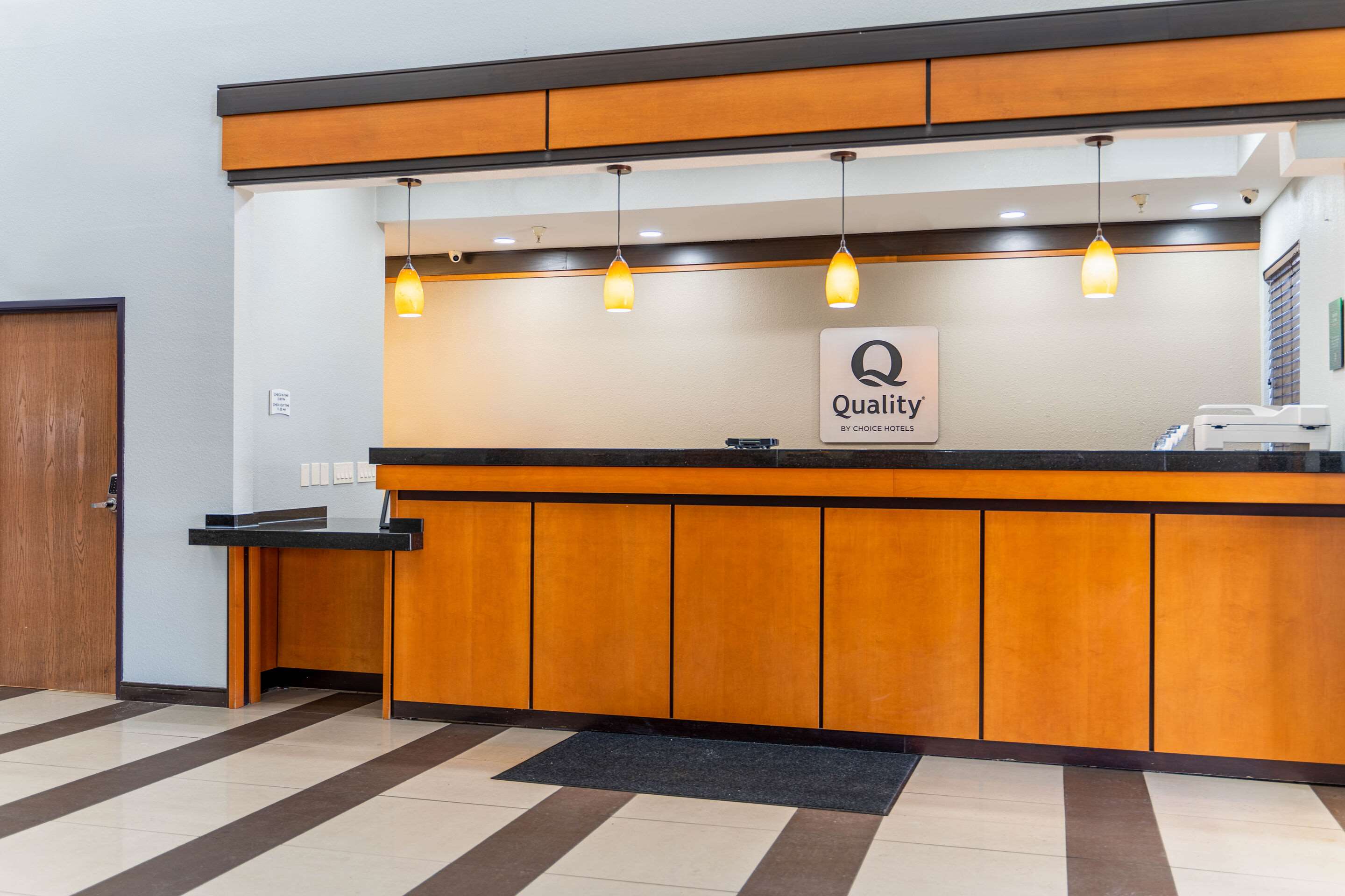 Front desk | Quality Suites NE Indianapolis Fishers