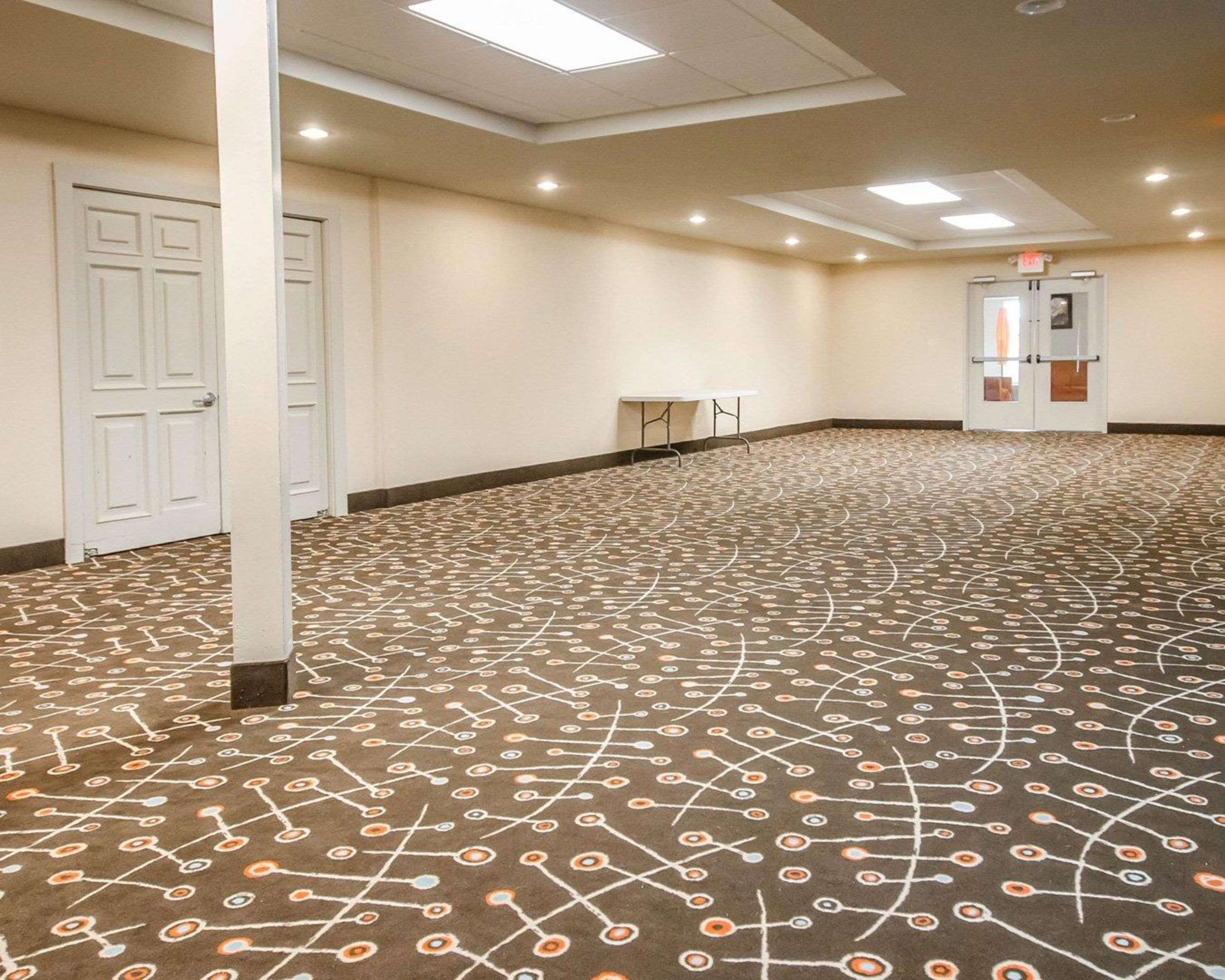Large space for receptions, parties, anniversaries and business meetings | Clarion Pointe by Choice Hotels Corydon