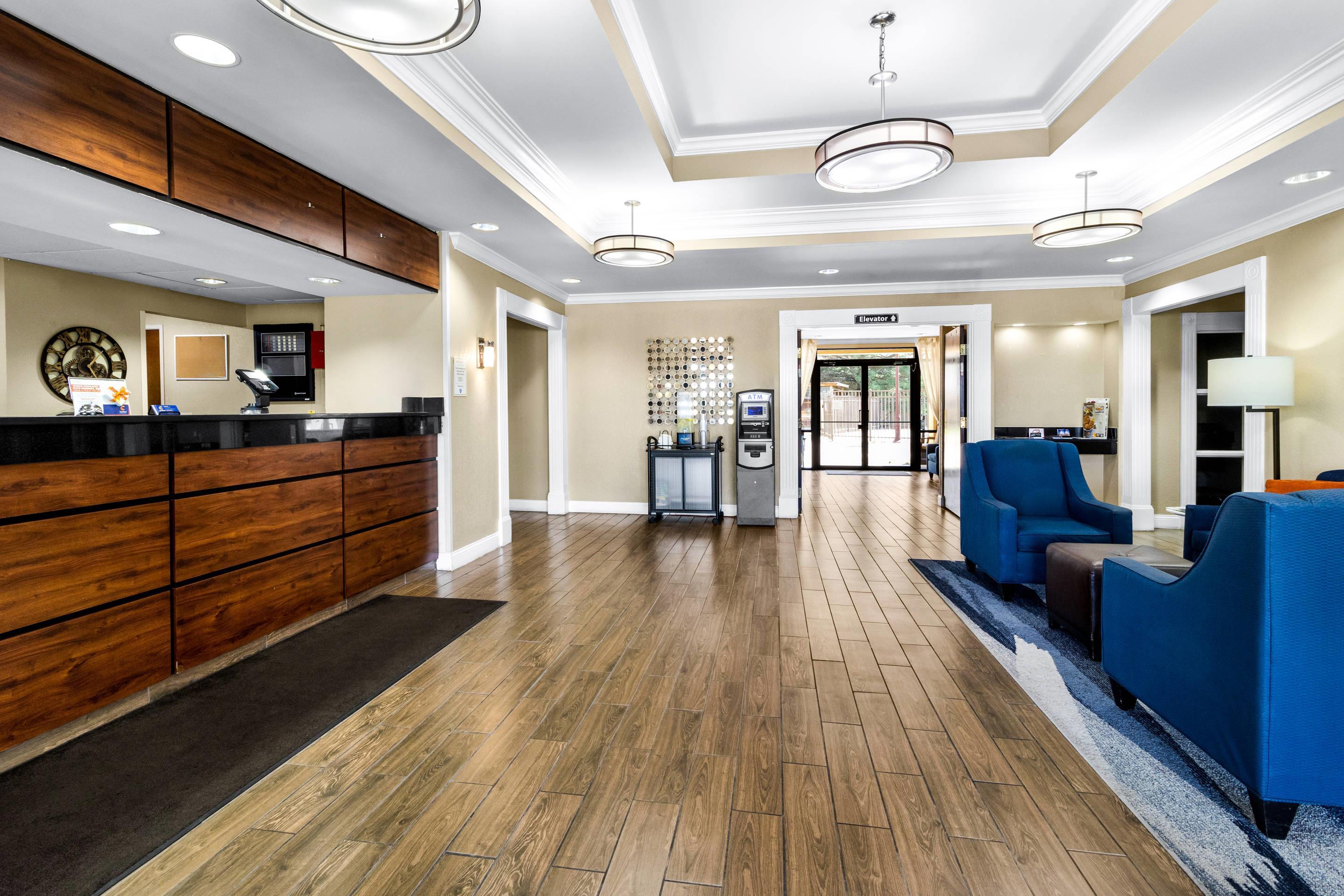 Front desk | Comfort Inn East Evansville