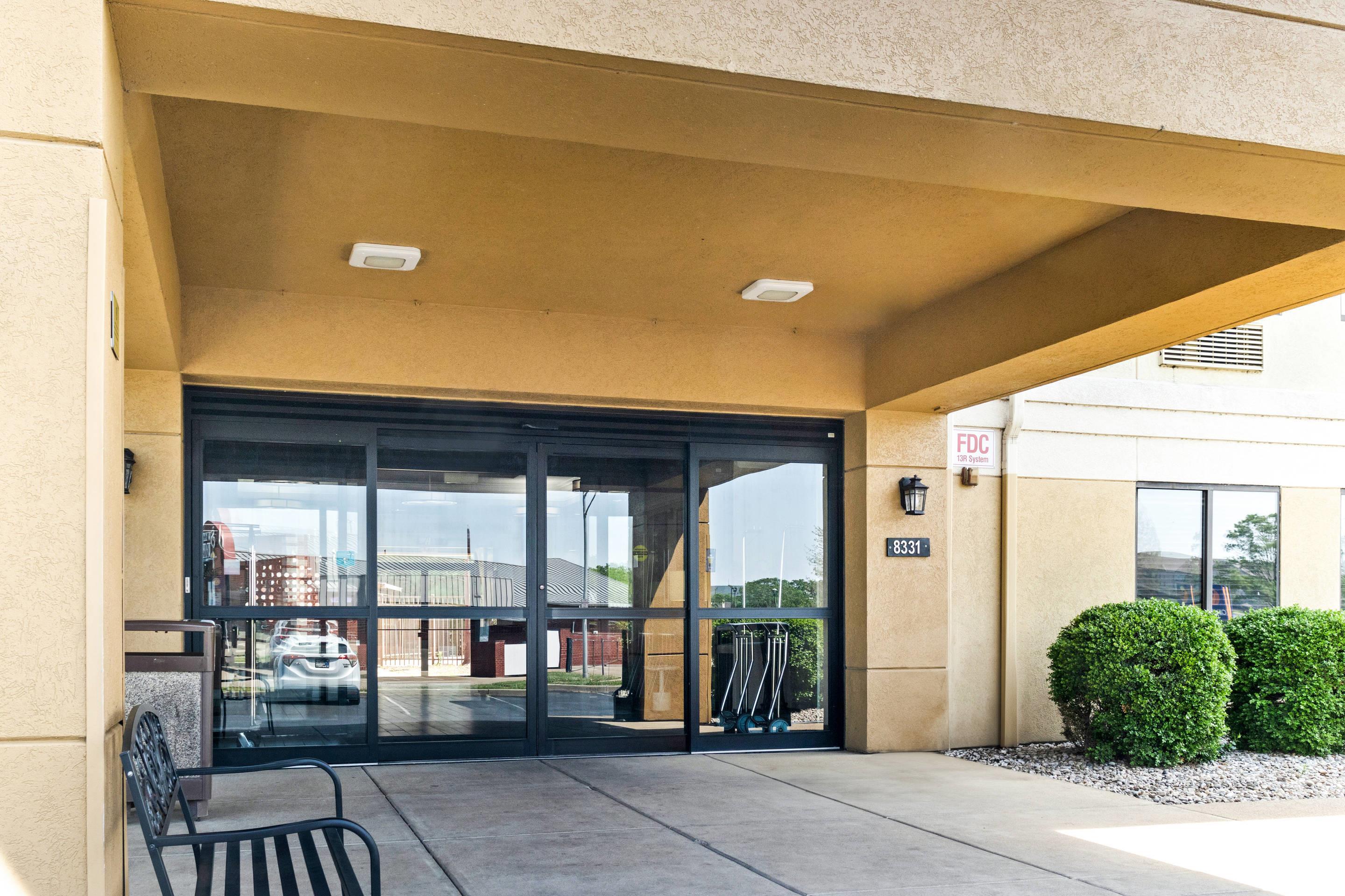 Hotel exterior | Comfort Inn East Evansville