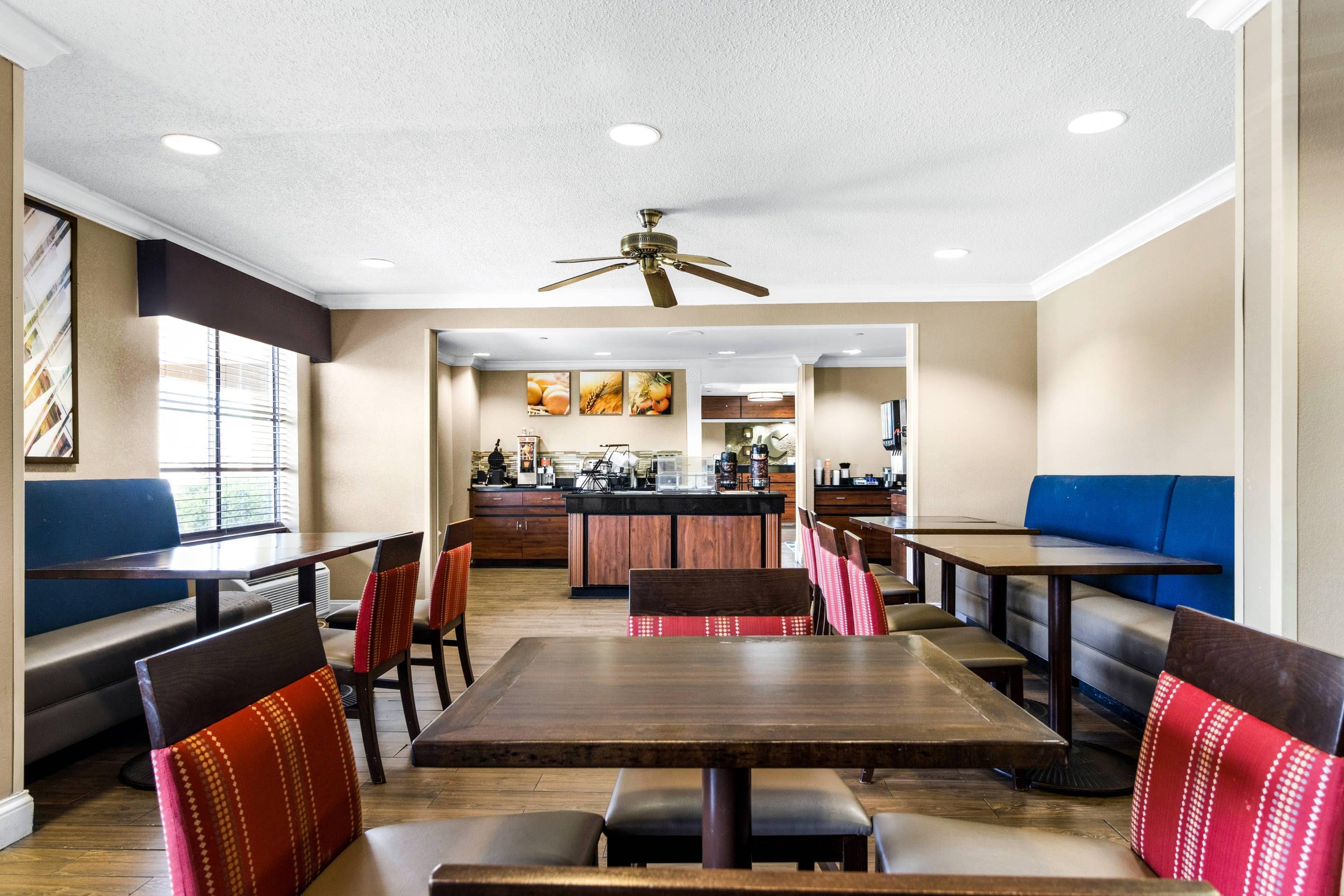 Breakfast area | Comfort Inn East Evansville