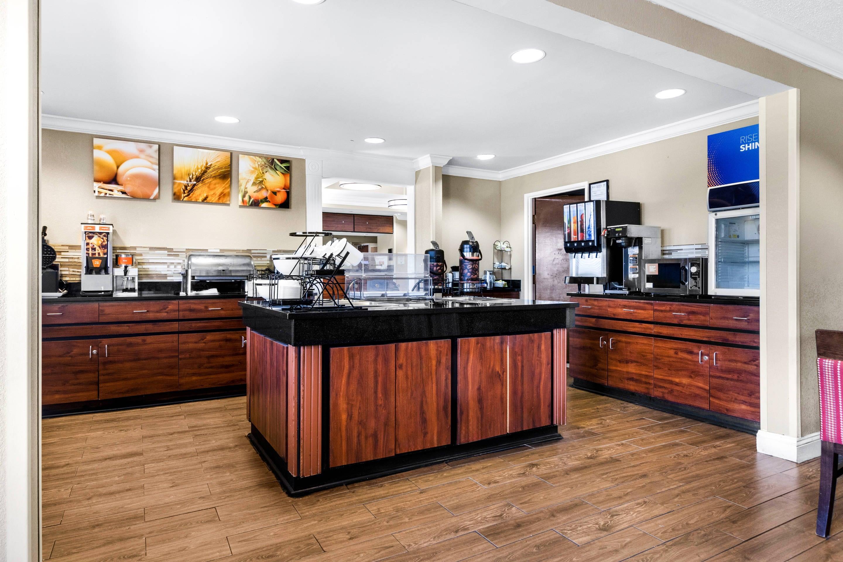 Breakfast area | Comfort Inn East Evansville