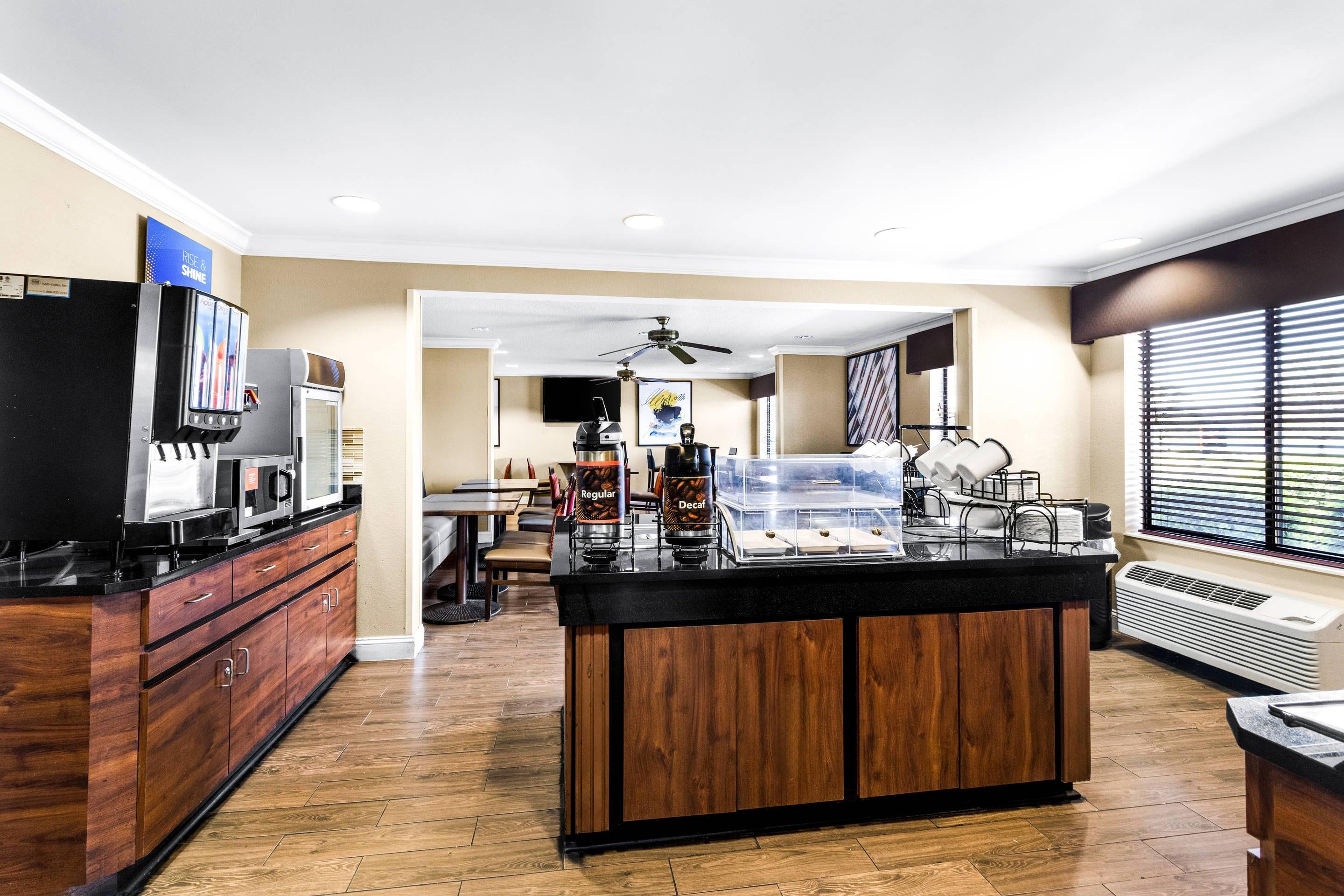 Breakfast area | Comfort Inn East Evansville