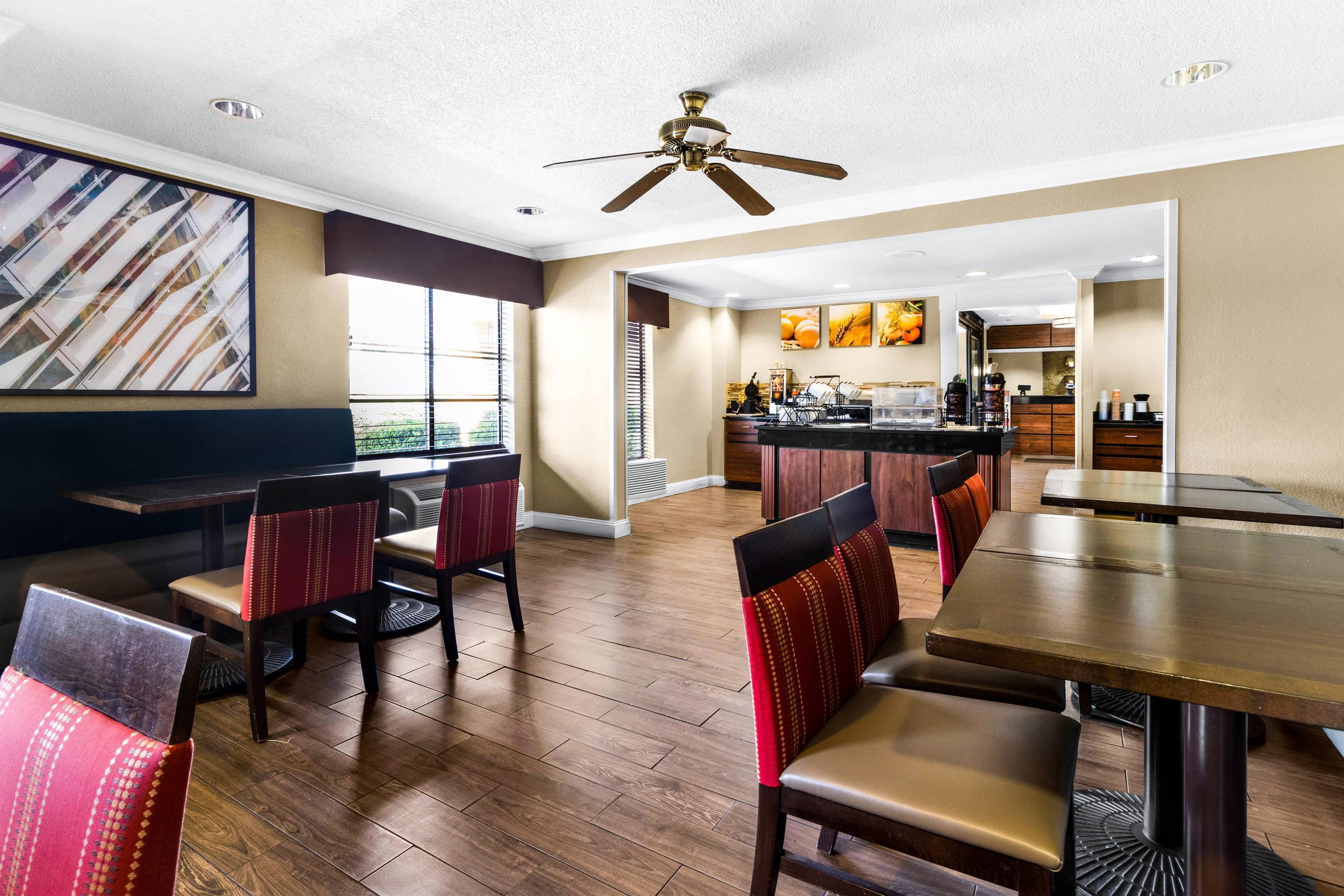 Breakfast area | Comfort Inn East Evansville