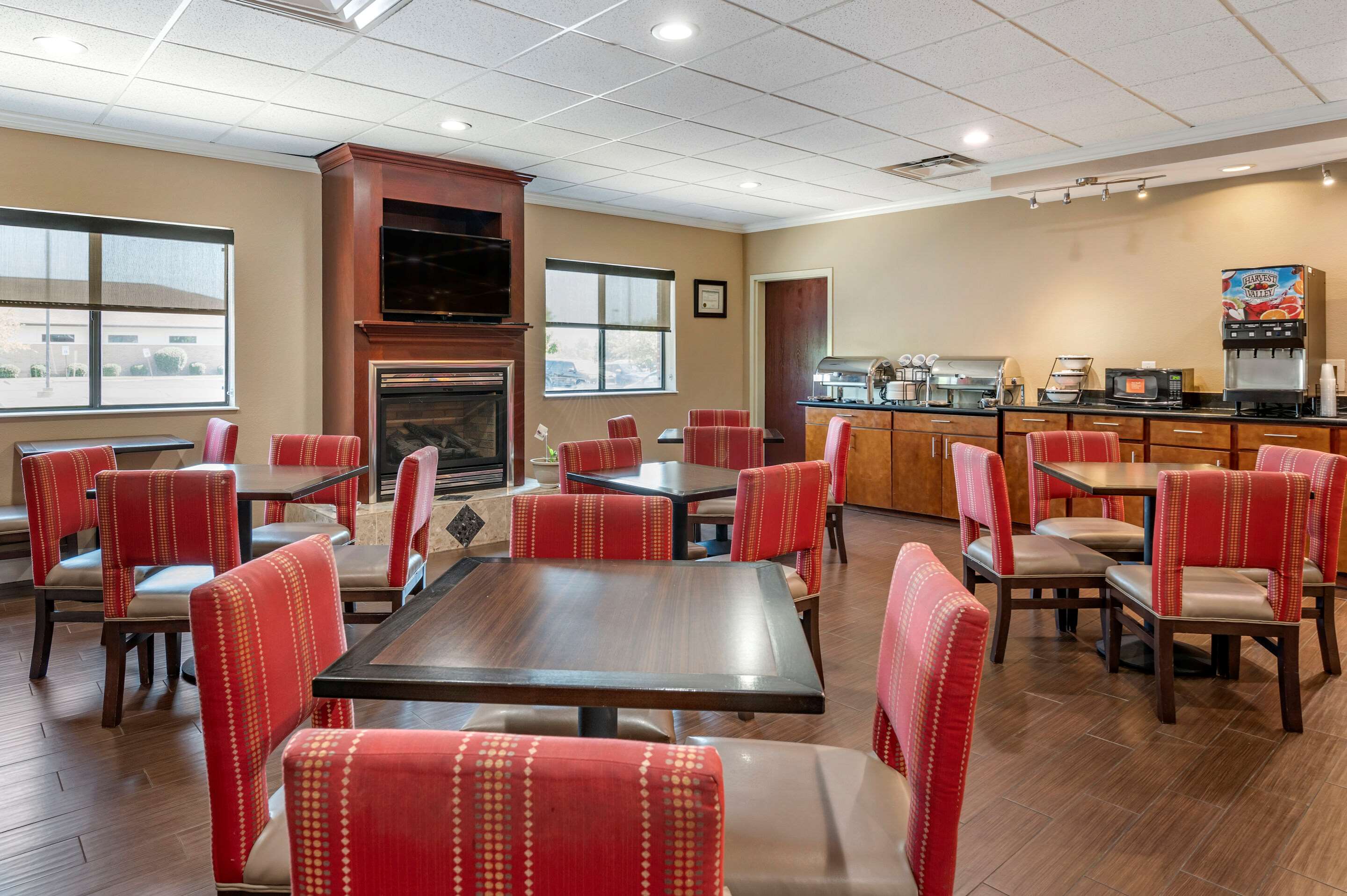 Breakfast area | Comfort Inn