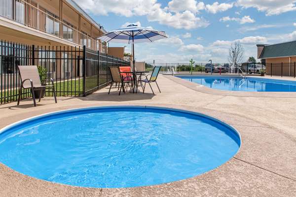 Pool - Quality Inn Huntingburg