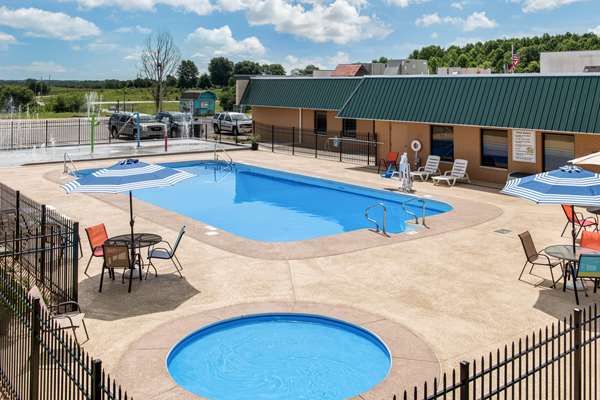 Pool - Quality Inn Huntingburg