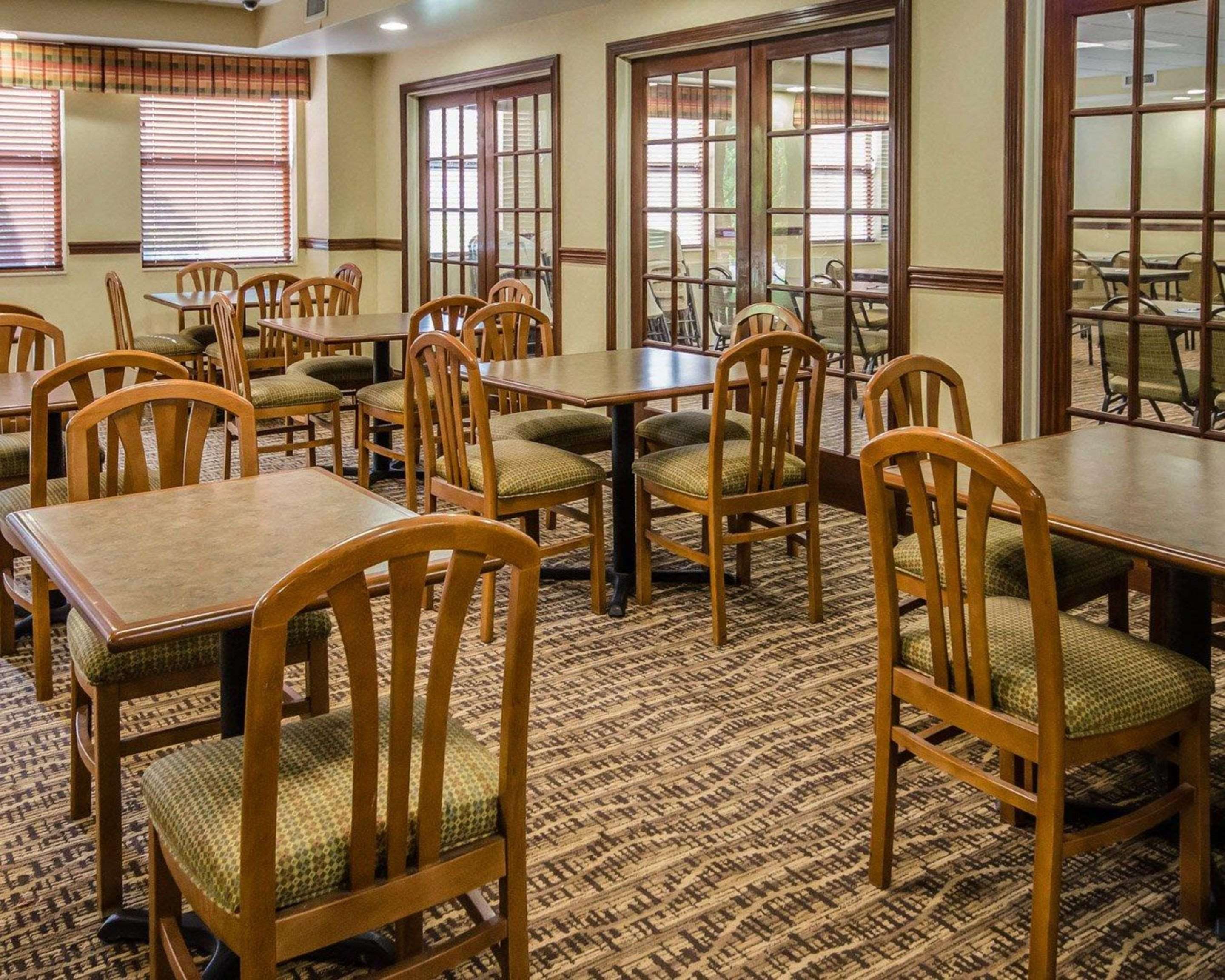 Breakfast room | Quality Suites Jeffersonville - Louisville North