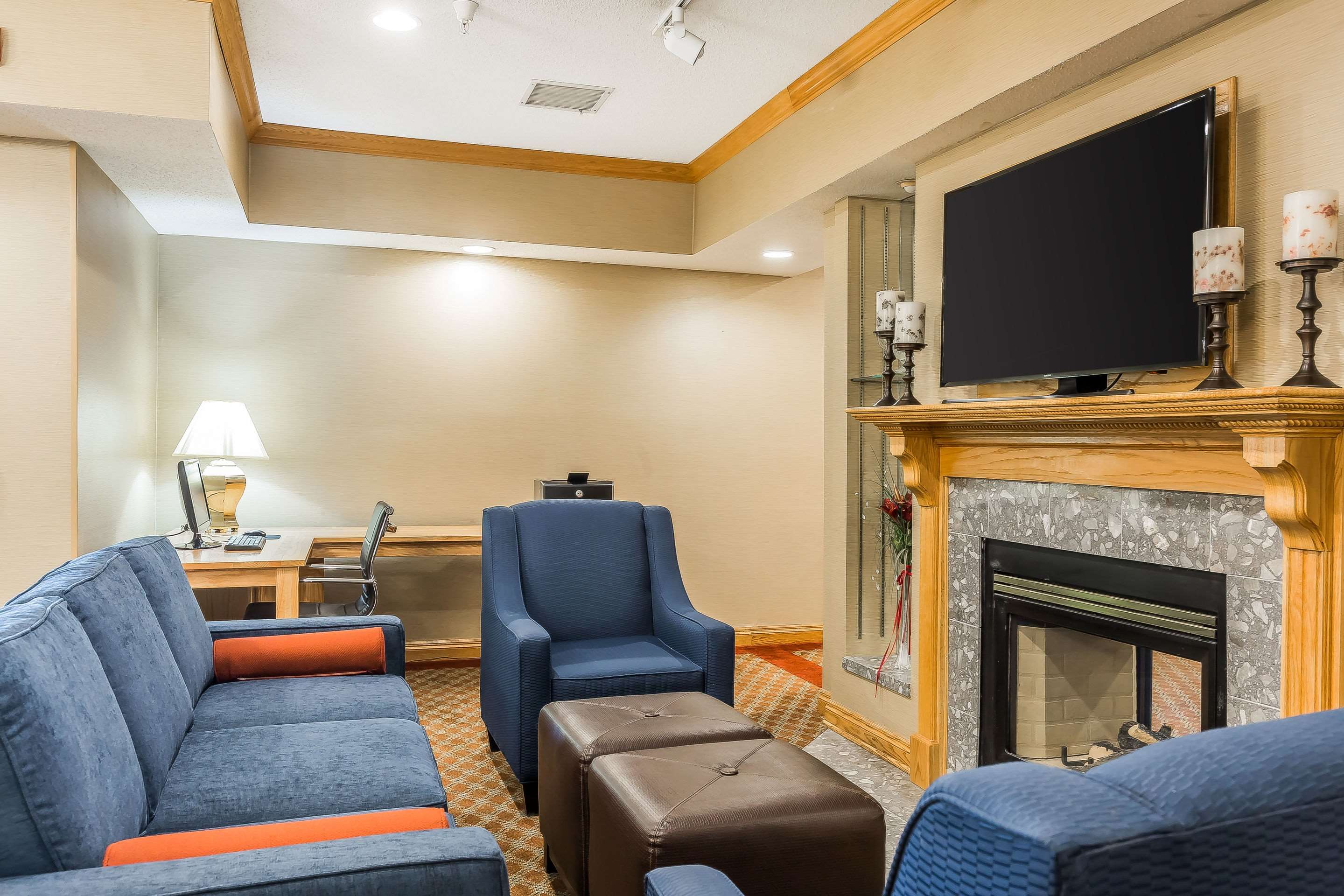 Lobby with sitting area | Comfort Inn & Suites Mishawaka-South Bend