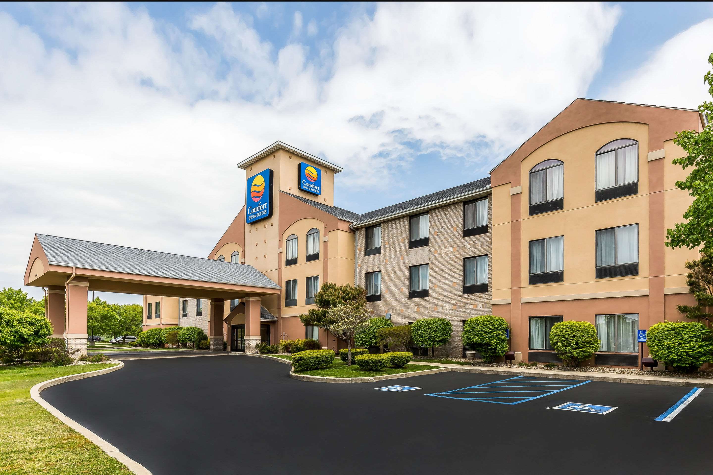 Hotel exterior | Comfort Inn & Suites Mishawaka-South Bend