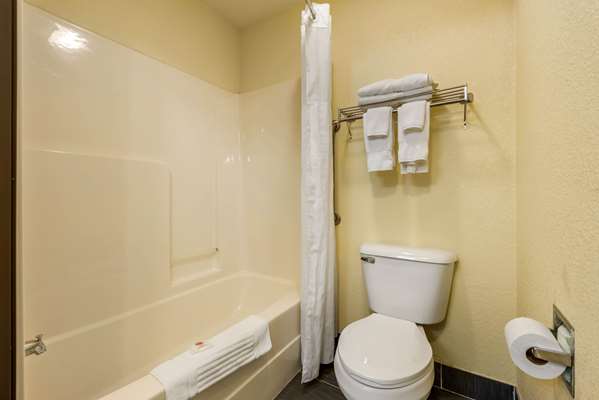  - Comfort Inn Warren - I-69, Exit 278