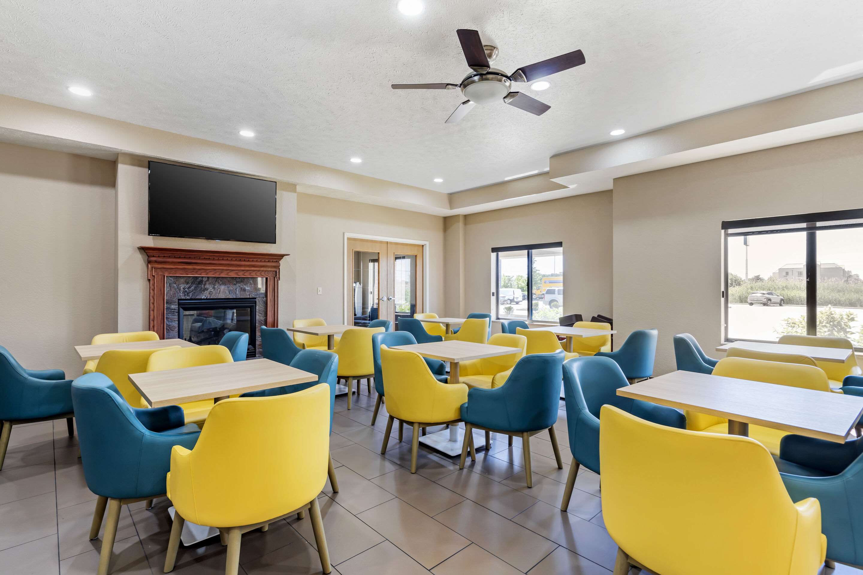 Enjoy breakfast in this seating area | Comfort Suites Merrillville near US 30