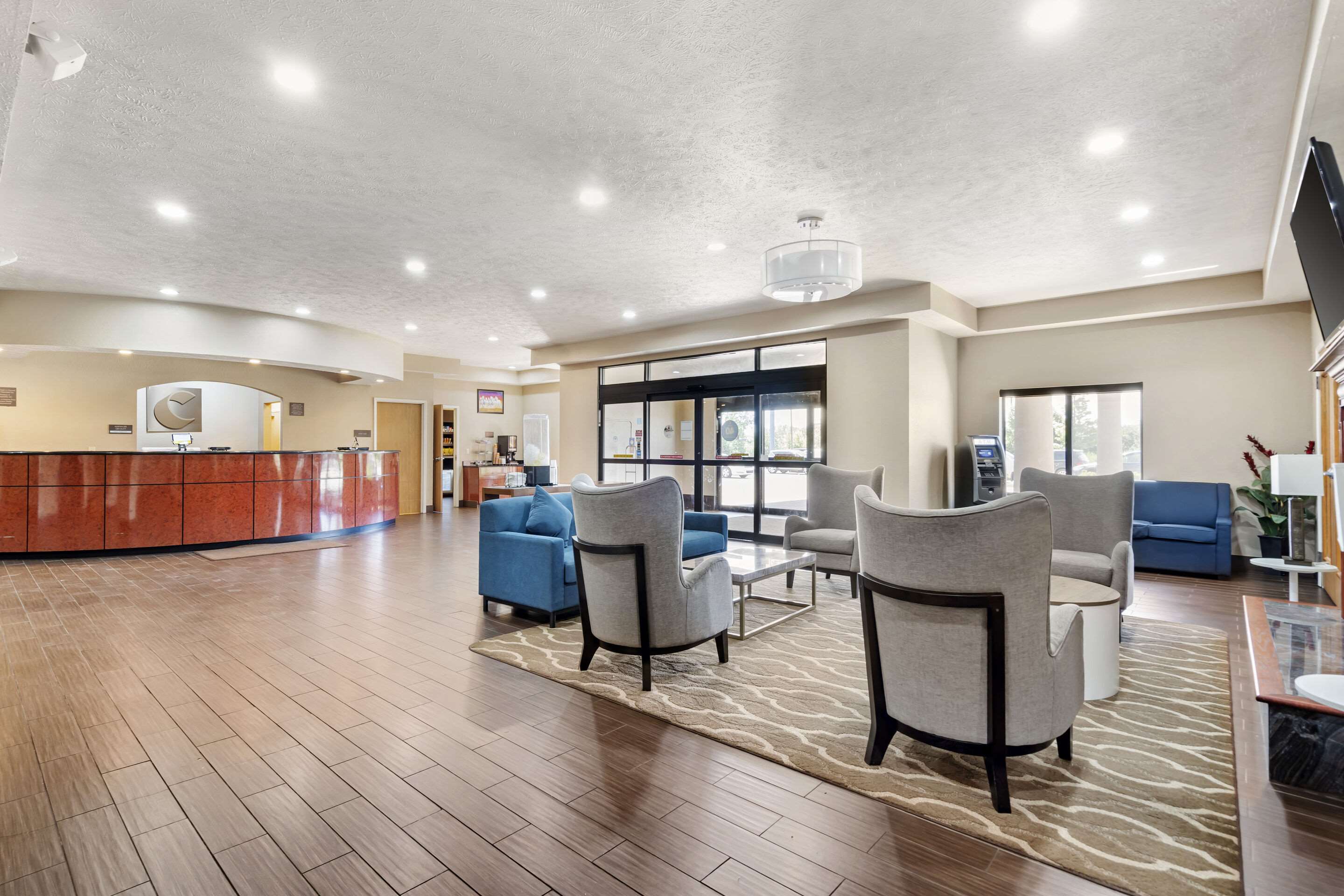 Lobby with sitting area | Comfort Suites Merrillville near US 30